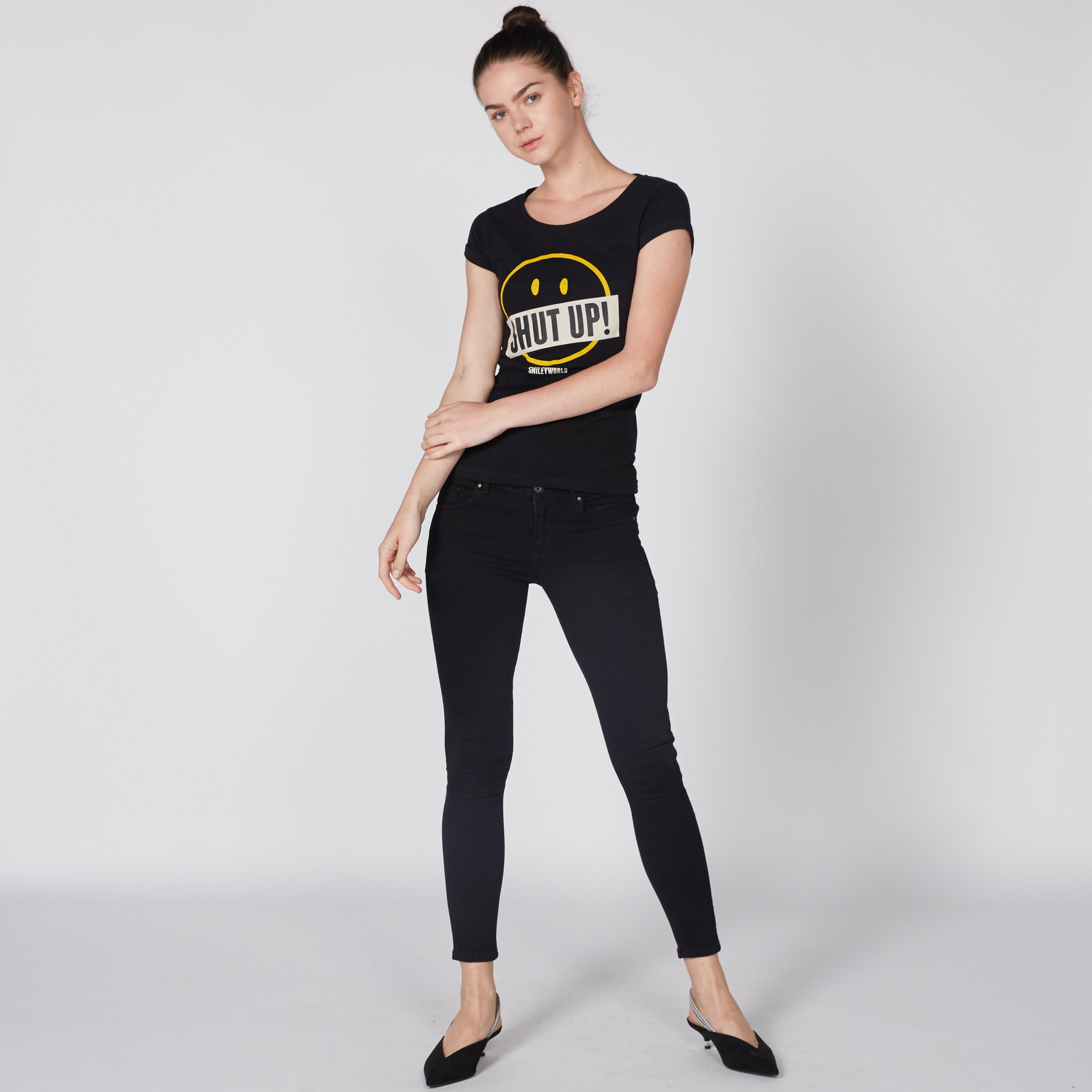 تيشيرت بياقة مستديرة وأكمام كاب وطبعات سمايلي وورلد-women-clothing-tshirts-image-1