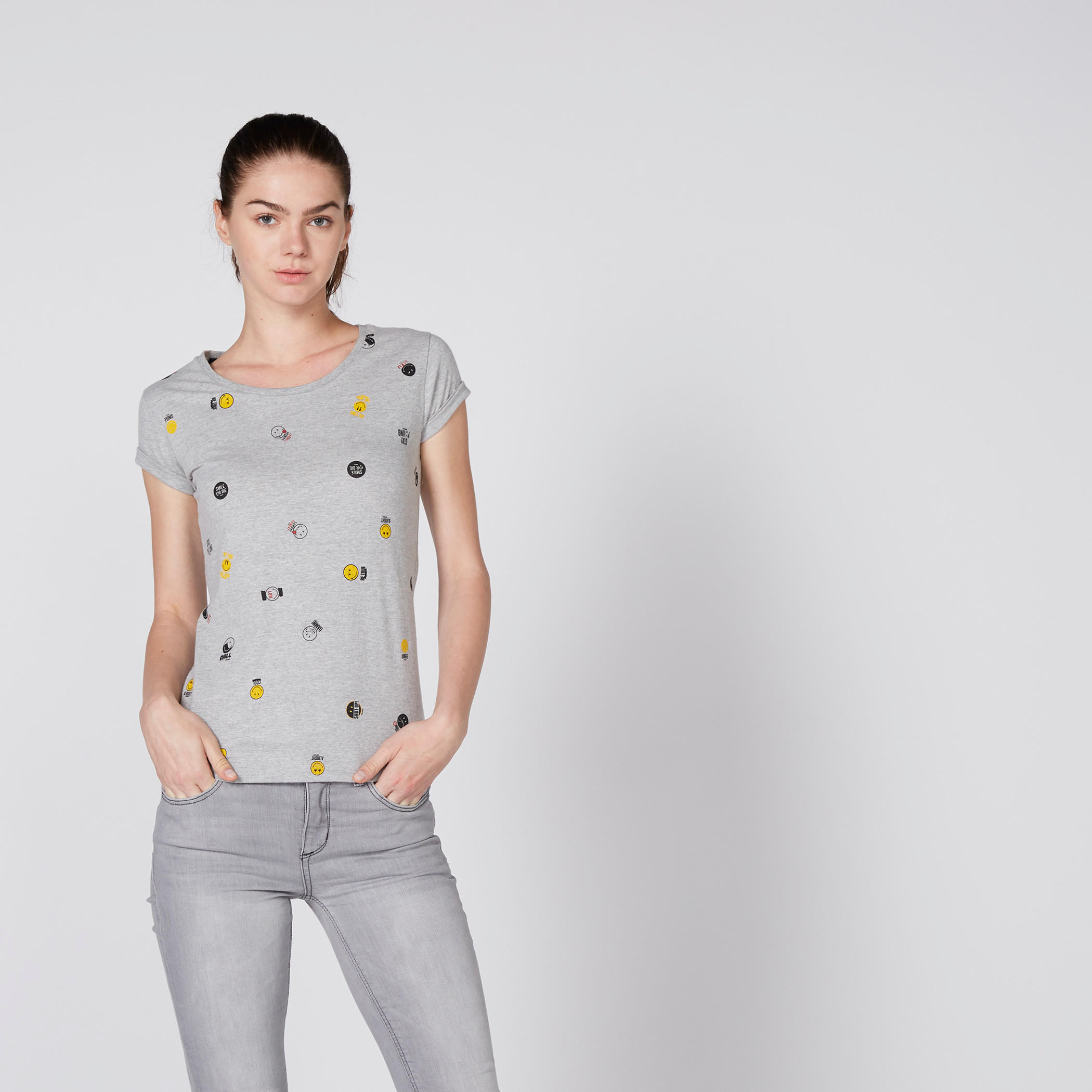 تيشيرت بياقة مستديرة وأكمام كاب وطبعات سمايلي وورلد-women-clothing-tshirts-image-1