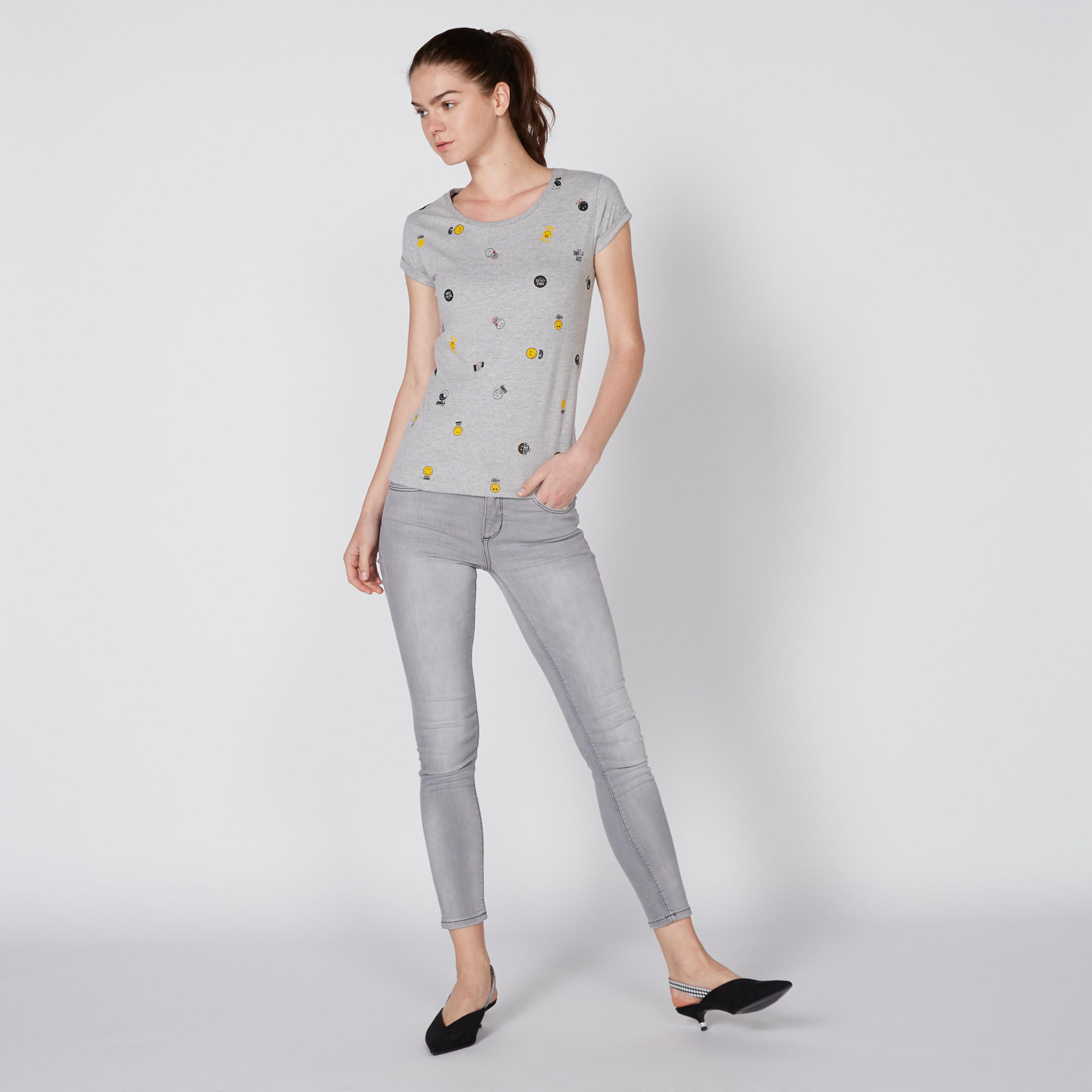 تيشيرت بياقة مستديرة وأكمام كاب وطبعات سمايلي وورلد-women-clothing-tshirts-image-2