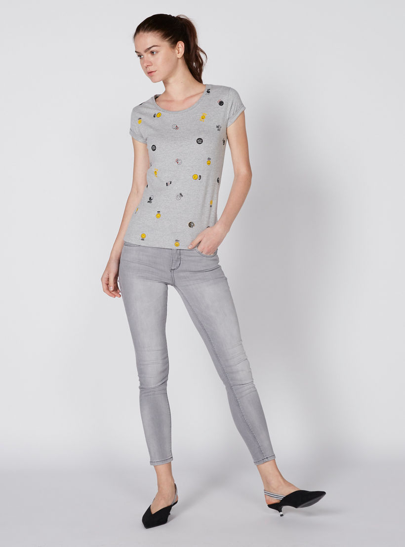 تيشيرت بياقة مستديرة وأكمام كاب وطبعات سمايلي وورلد-women-clothing-tshirts-image-2