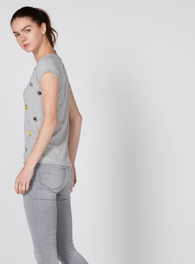 تيشيرت بياقة مستديرة وأكمام كاب وطبعات سمايلي وورلد-women-clothing-tshirts-image-3