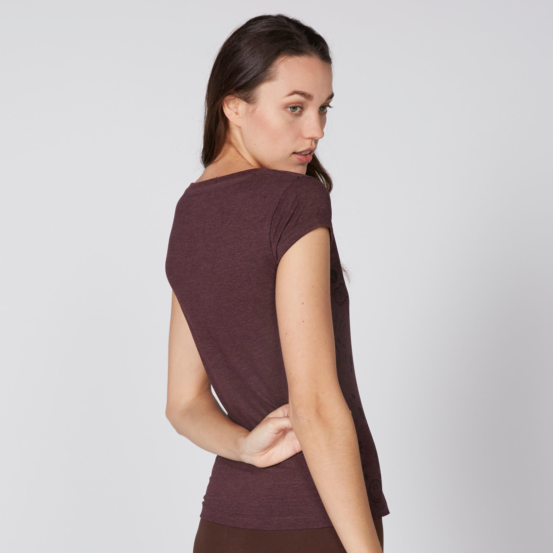 تيشيرت بياقة مستديرة وأكمام كاب وطبعات سمايلي وورلد-women-clothing-tshirts-image-3