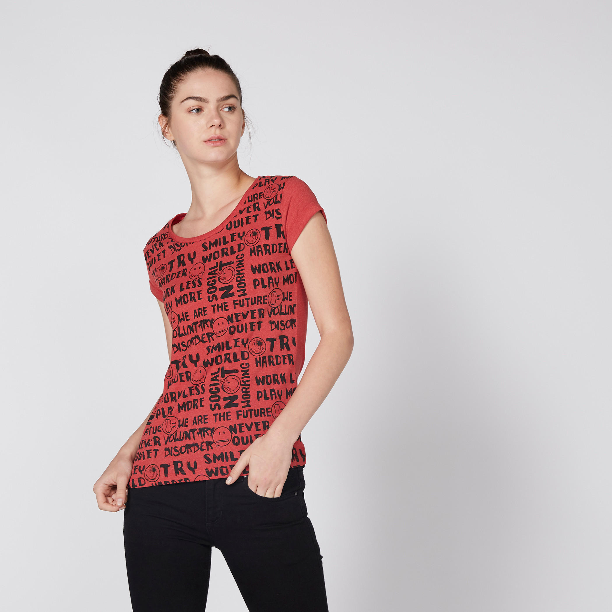 تيشيرت بياقة مستديرة وأكمام كاب وطبعات سمايلي وورلد-women-clothing-tshirts-image-1