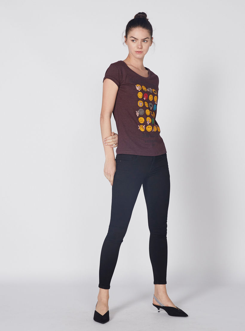 تيشيرت بياقة مستديرة وأكمام كاب وطبعات سمايلي وورلد-women-clothing-tshirts-image-2