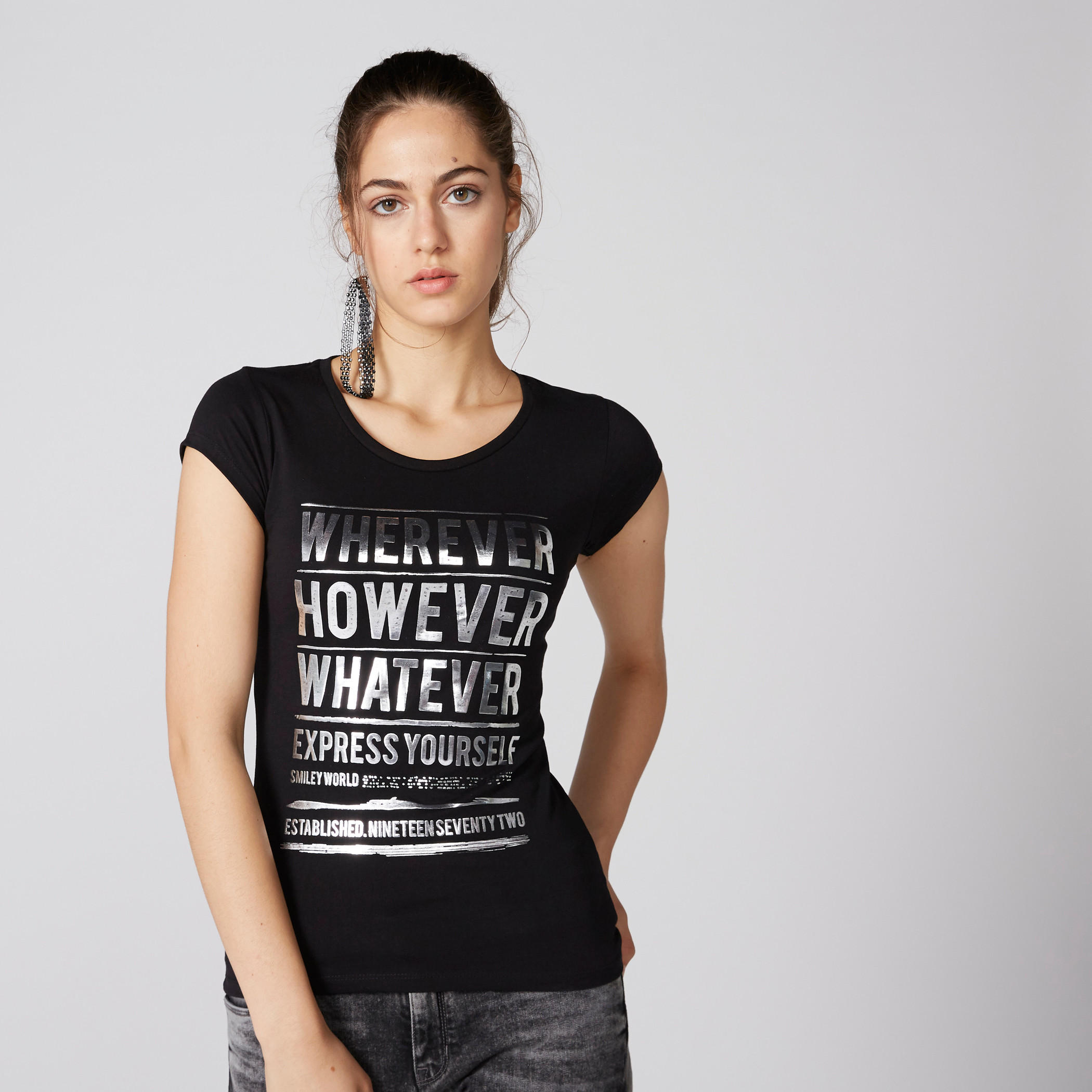 تيشيرت بياقة مستديرة وأكمام كاب وطبعات سمايلي وورلد-women-clothing-tshirts-image-2