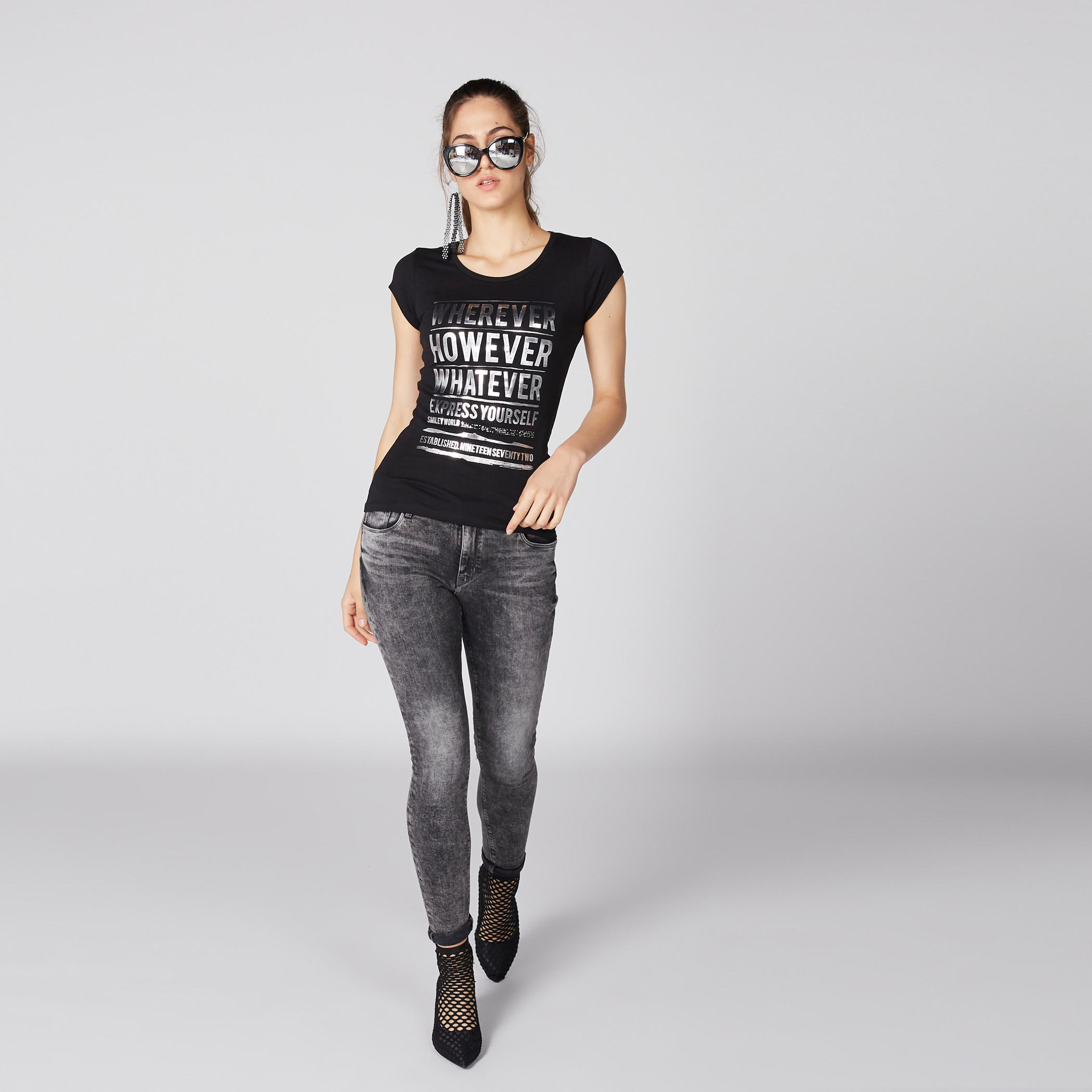 تيشيرت بياقة مستديرة وأكمام كاب وطبعات سمايلي وورلد-women-clothing-tshirts-image-4