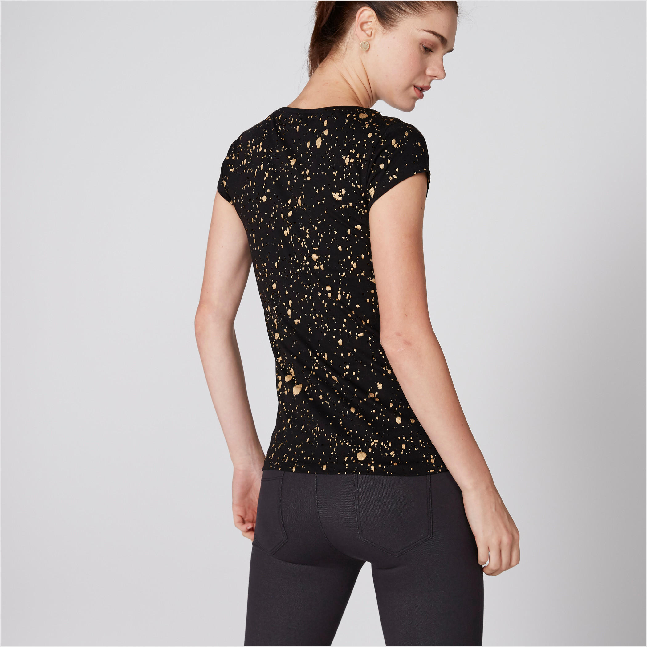 تيشيرت بياقة مستديرة وأكمام كاب وطبعات سمايلي وورلد-women-clothing-tshirts-image-2