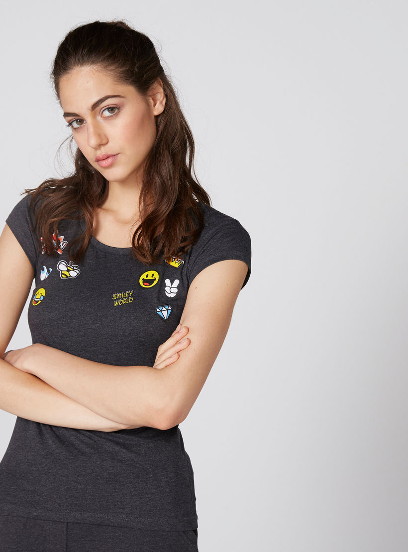 تيشيرت بياقة مستديرة وأكمام كاب وطبعات سمايلي وورلد-women-clothing-tshirts-image-1