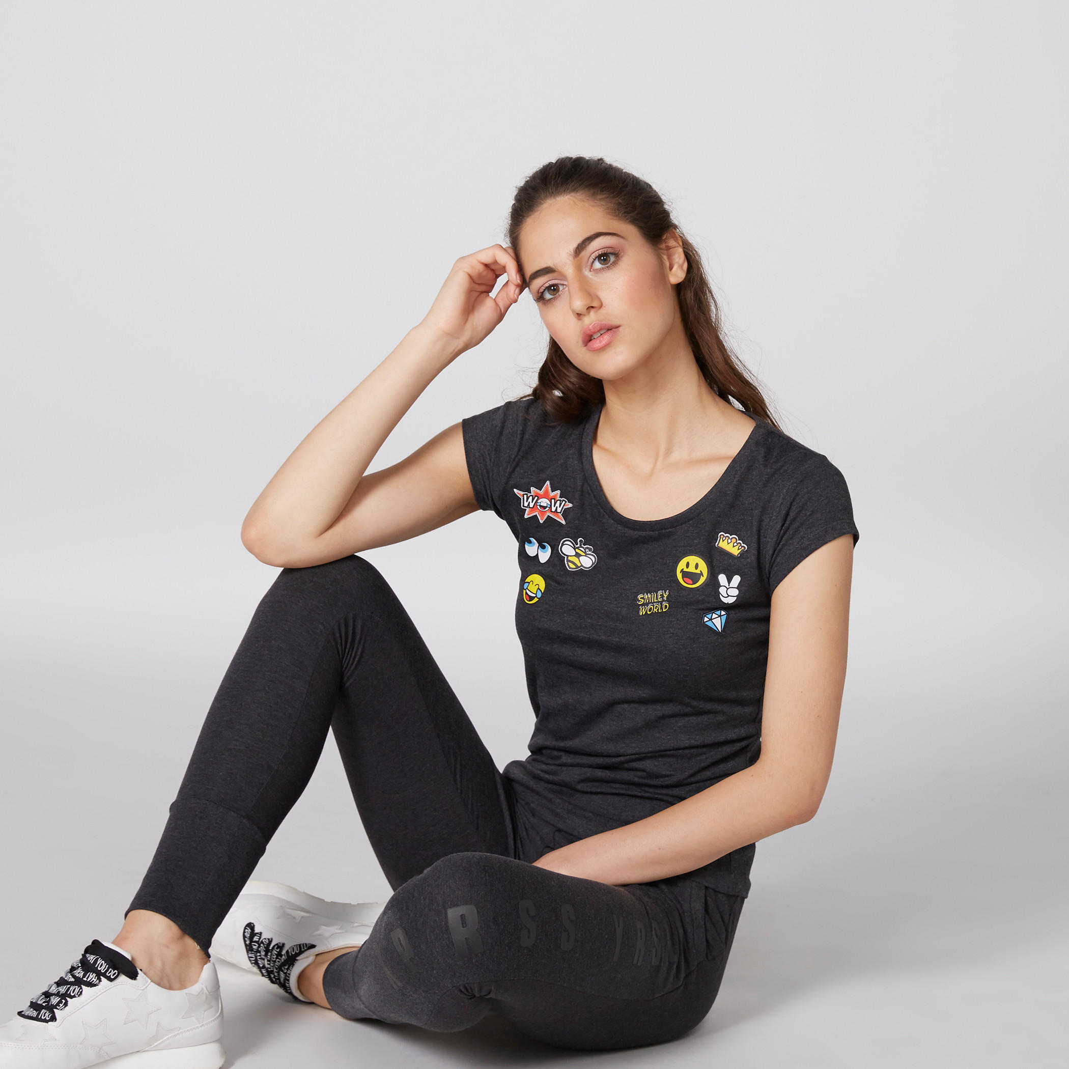 تيشيرت بياقة مستديرة وأكمام كاب وطبعات سمايلي وورلد-women-clothing-tshirts-image-3