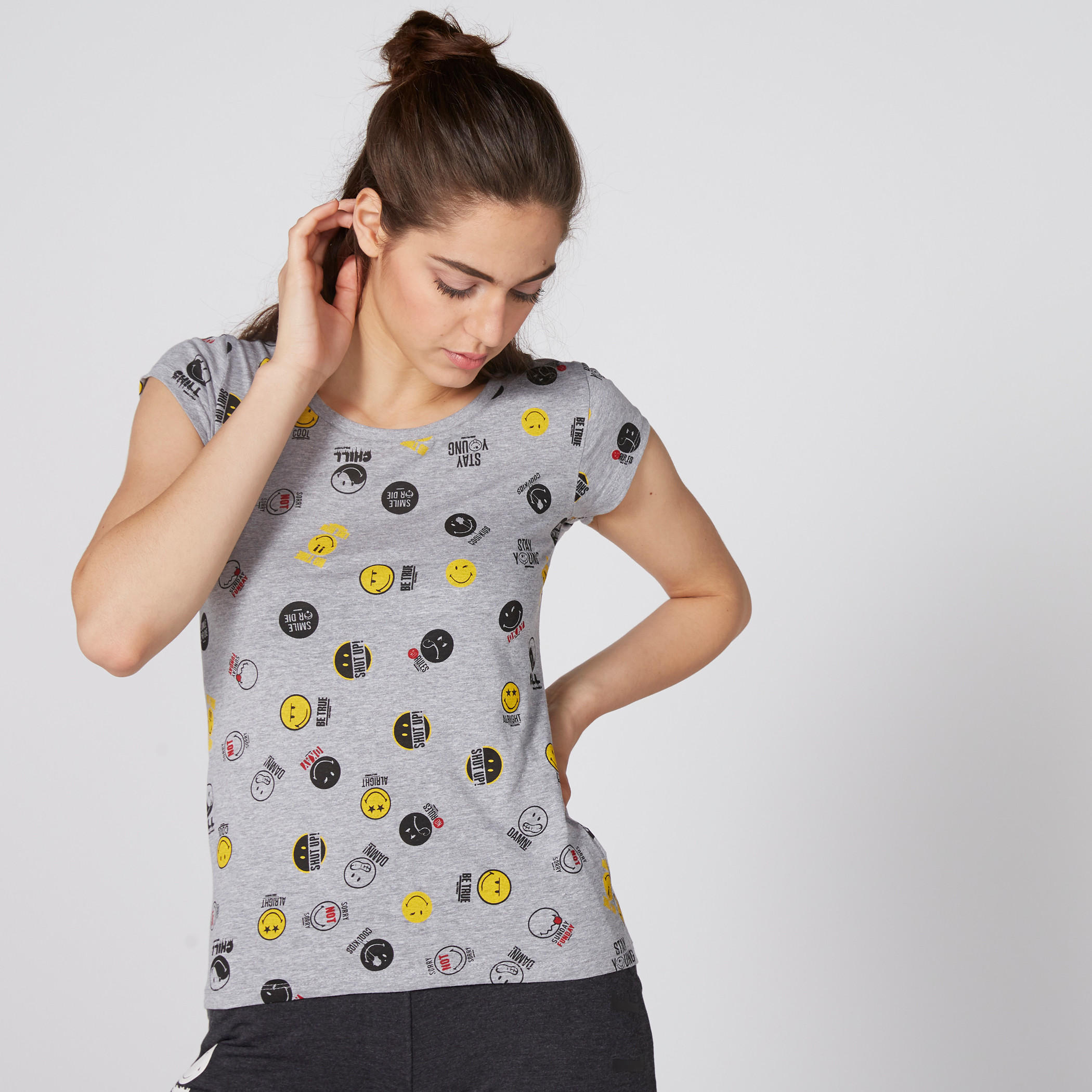 تيشيرت بياقة مستديرة وأكمام كاب وطبعات سمايلي وورلد-women-clothing-tshirts-image-1