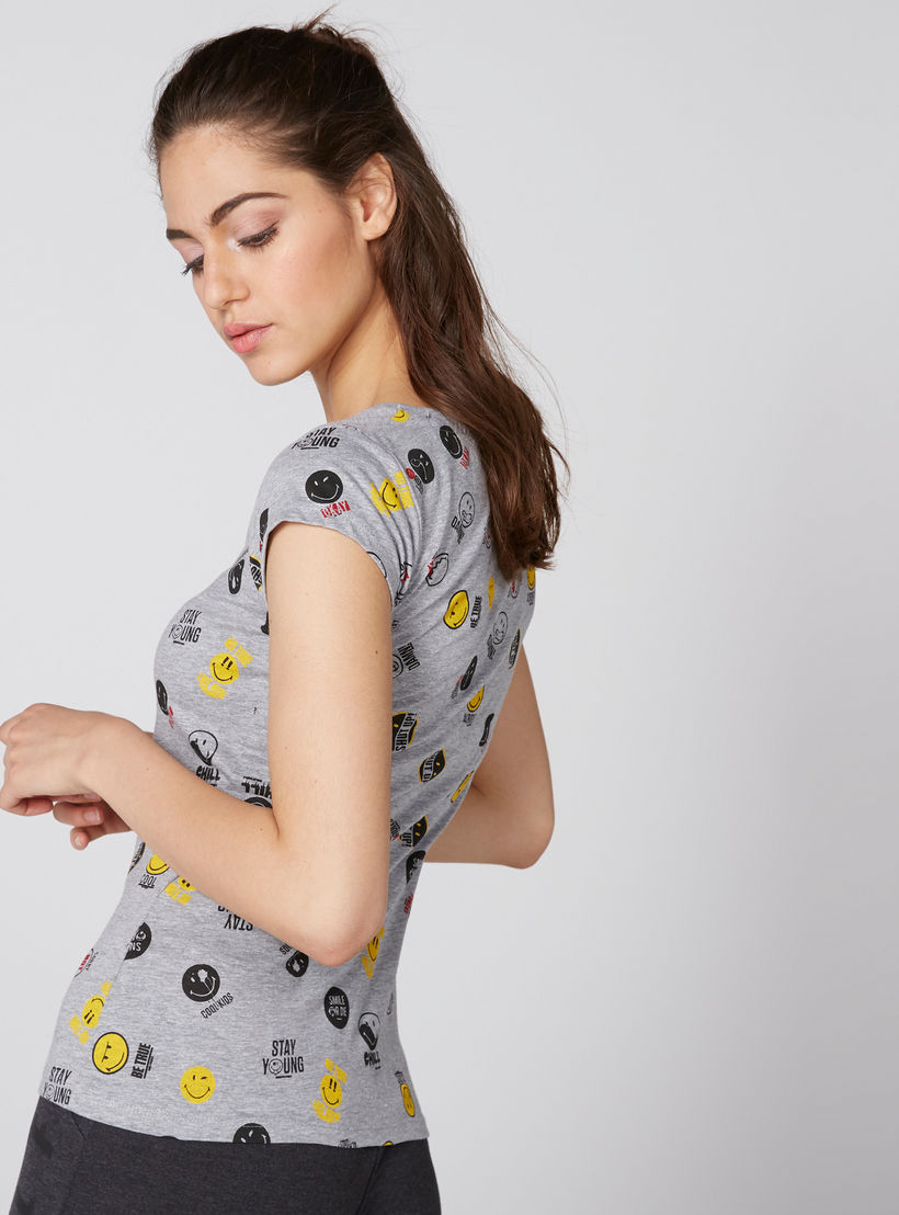 تيشيرت بياقة مستديرة وأكمام كاب وطبعات سمايلي وورلد-women-clothing-tshirts-image-2