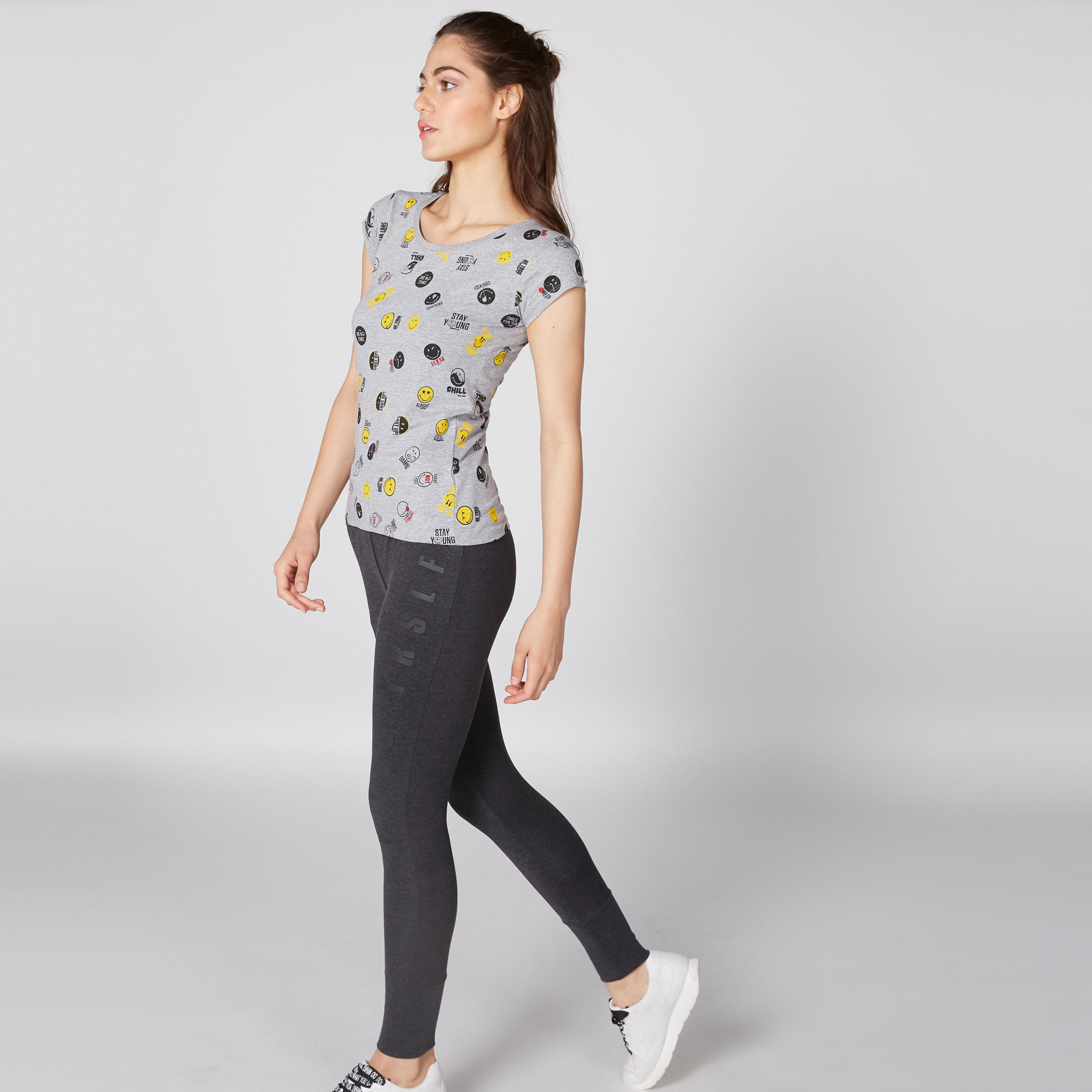 تيشيرت بياقة مستديرة وأكمام كاب وطبعات سمايلي وورلد-women-clothing-tshirts-image-3