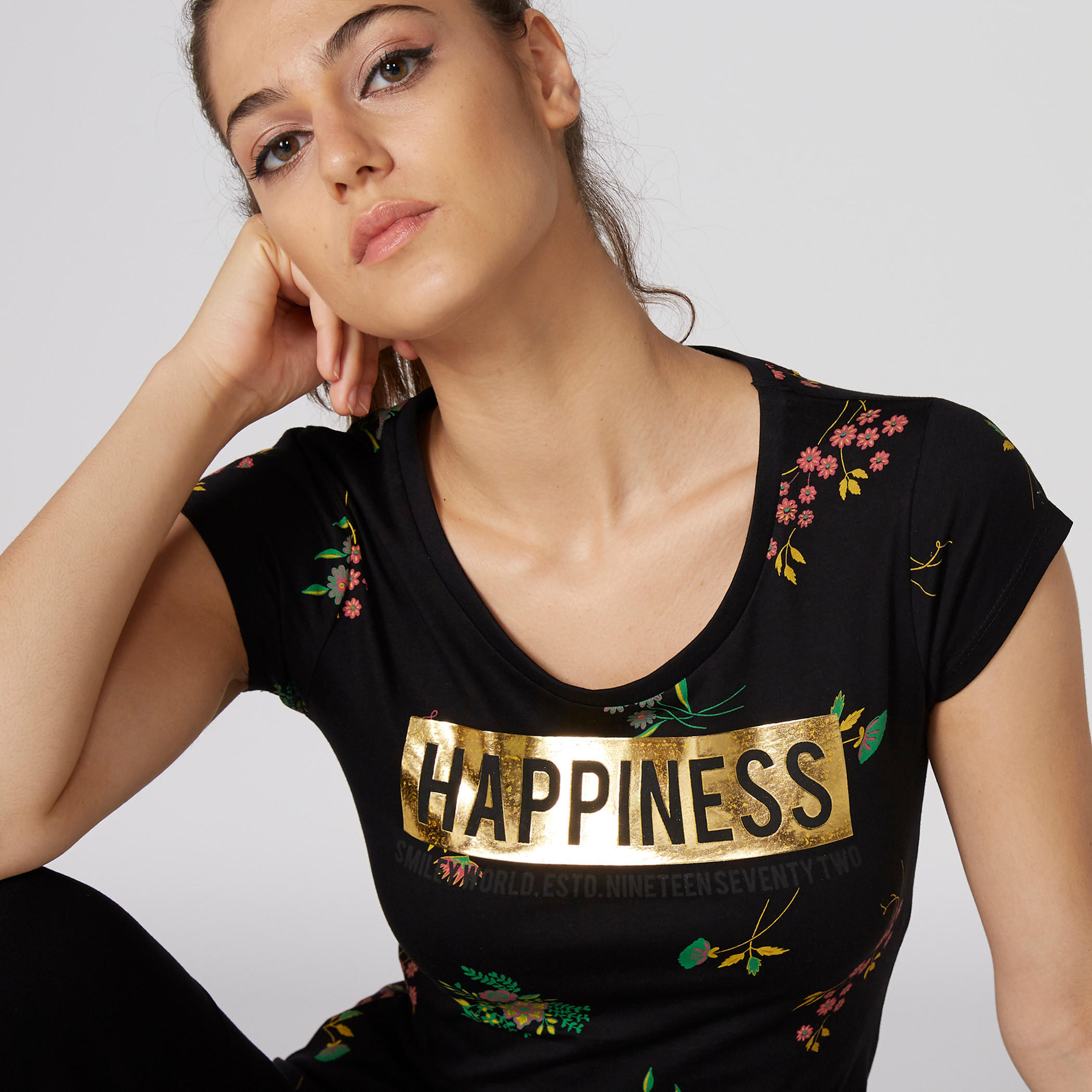 تيشيرت بطبعات سمايلي وورلد وياقة مستديرة وأكمام كاب-women-clothing-tshirts-image-3