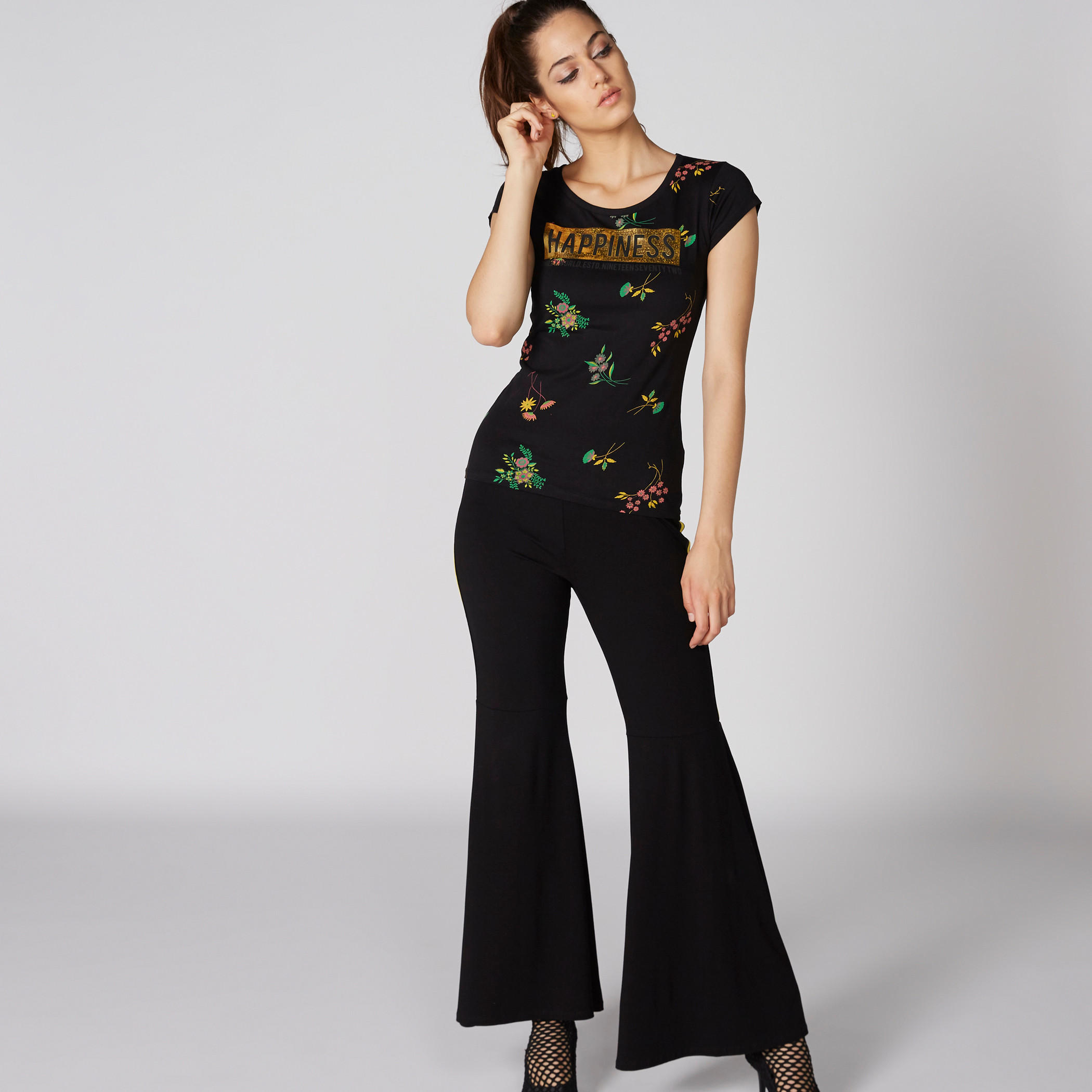 تيشيرت بطبعات سمايلي وورلد وياقة مستديرة وأكمام كاب-women-clothing-tshirts-image-4