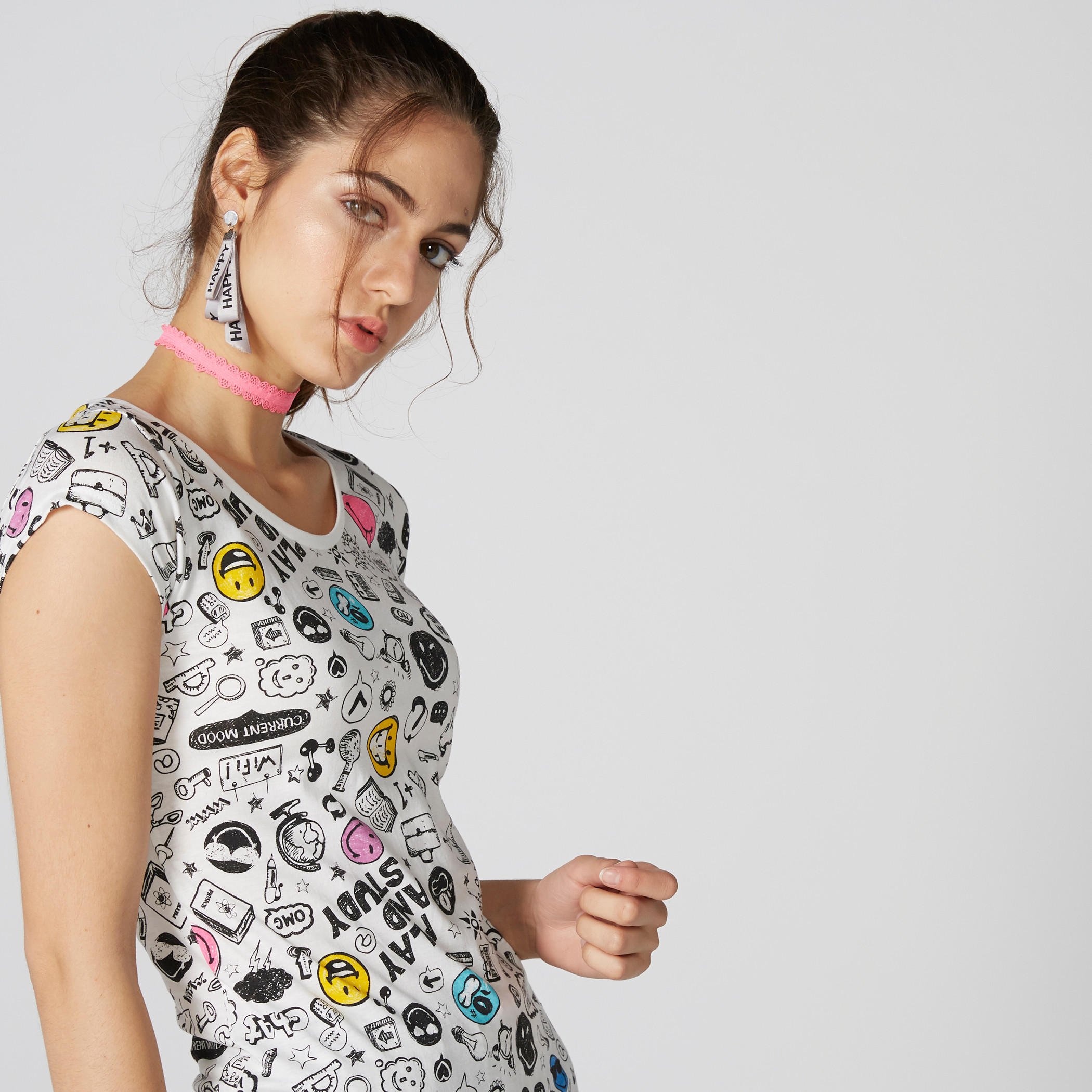 تيشيرت بياقة مستديرة وأكمام كاب وطبعات سمايلي وورلد-women-clothing-tshirts-image-2
