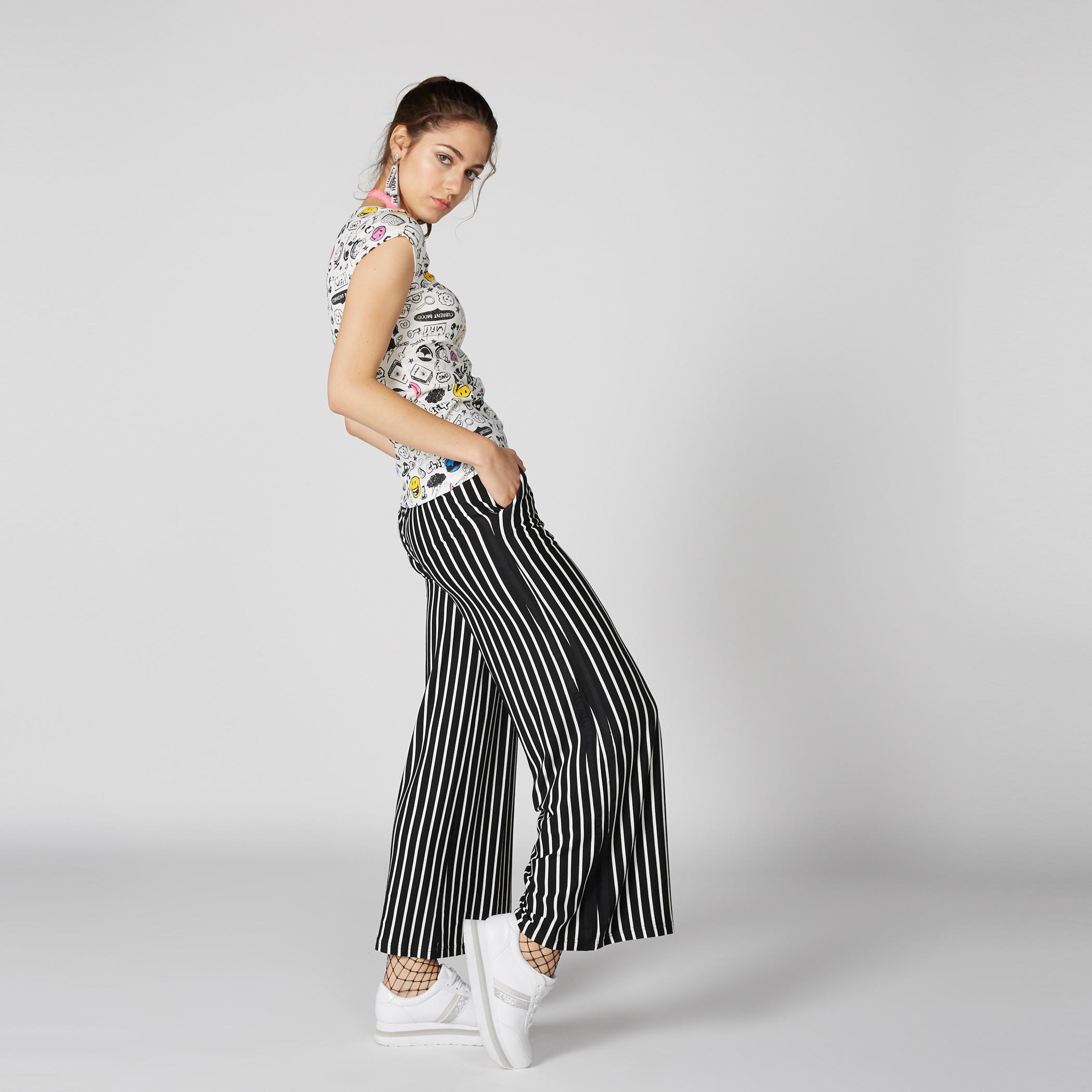 تيشيرت بياقة مستديرة وأكمام كاب وطبعات سمايلي وورلد-women-clothing-tshirts-image-4