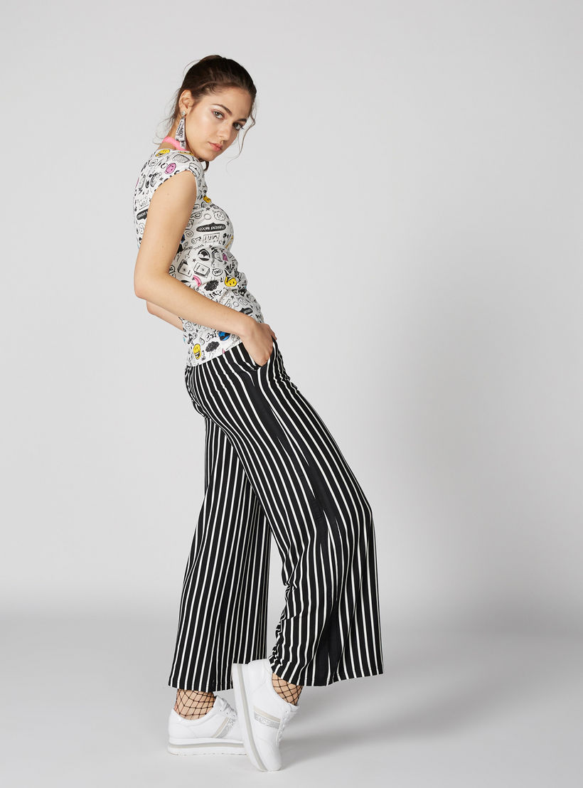 تيشيرت بياقة مستديرة وأكمام كاب وطبعات سمايلي وورلد-women-clothing-tshirts-image-4