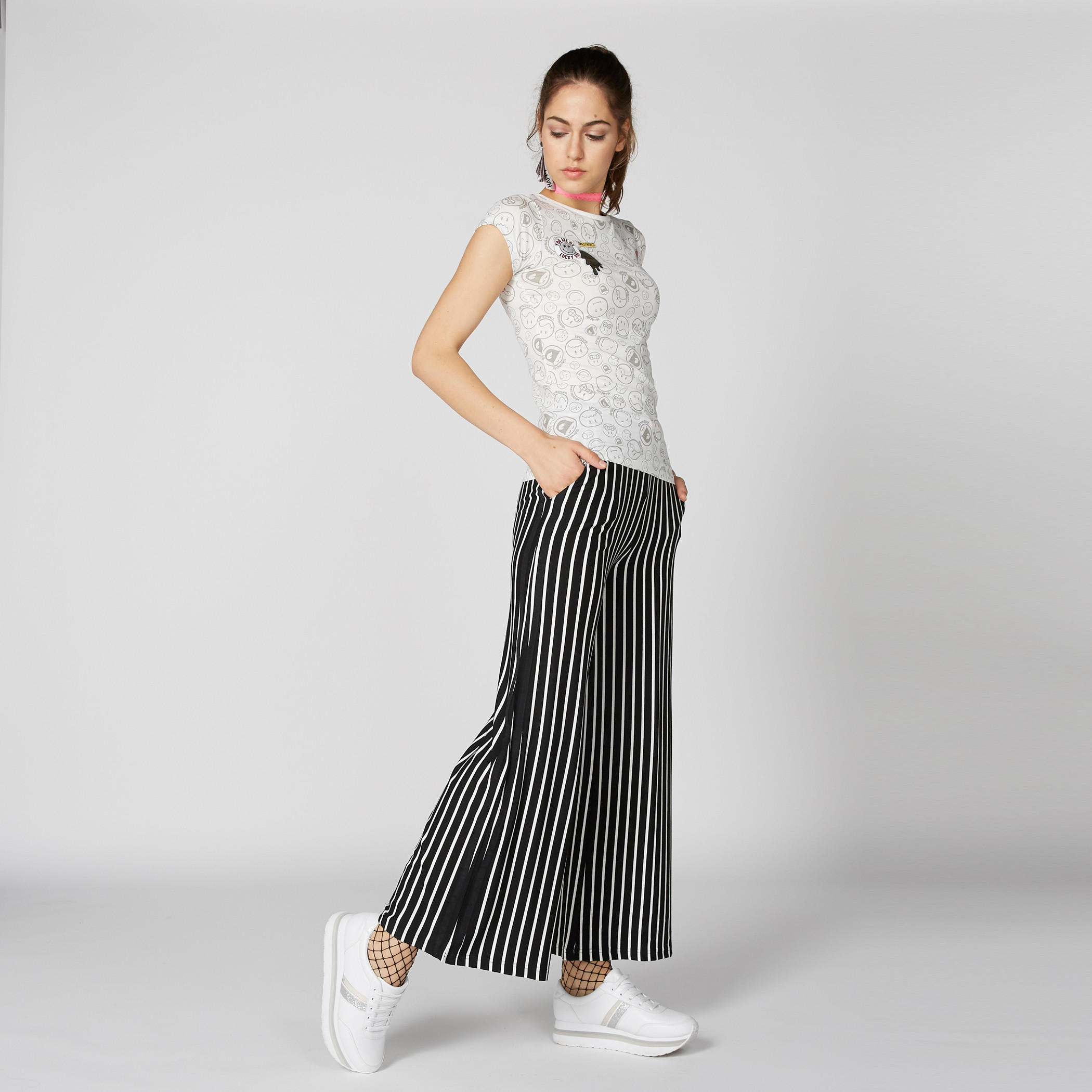 تيشيرت بياقة مستديرة وأكمام كاب وطبعات سمايلي وورلد-women-clothing-tshirts-image-3