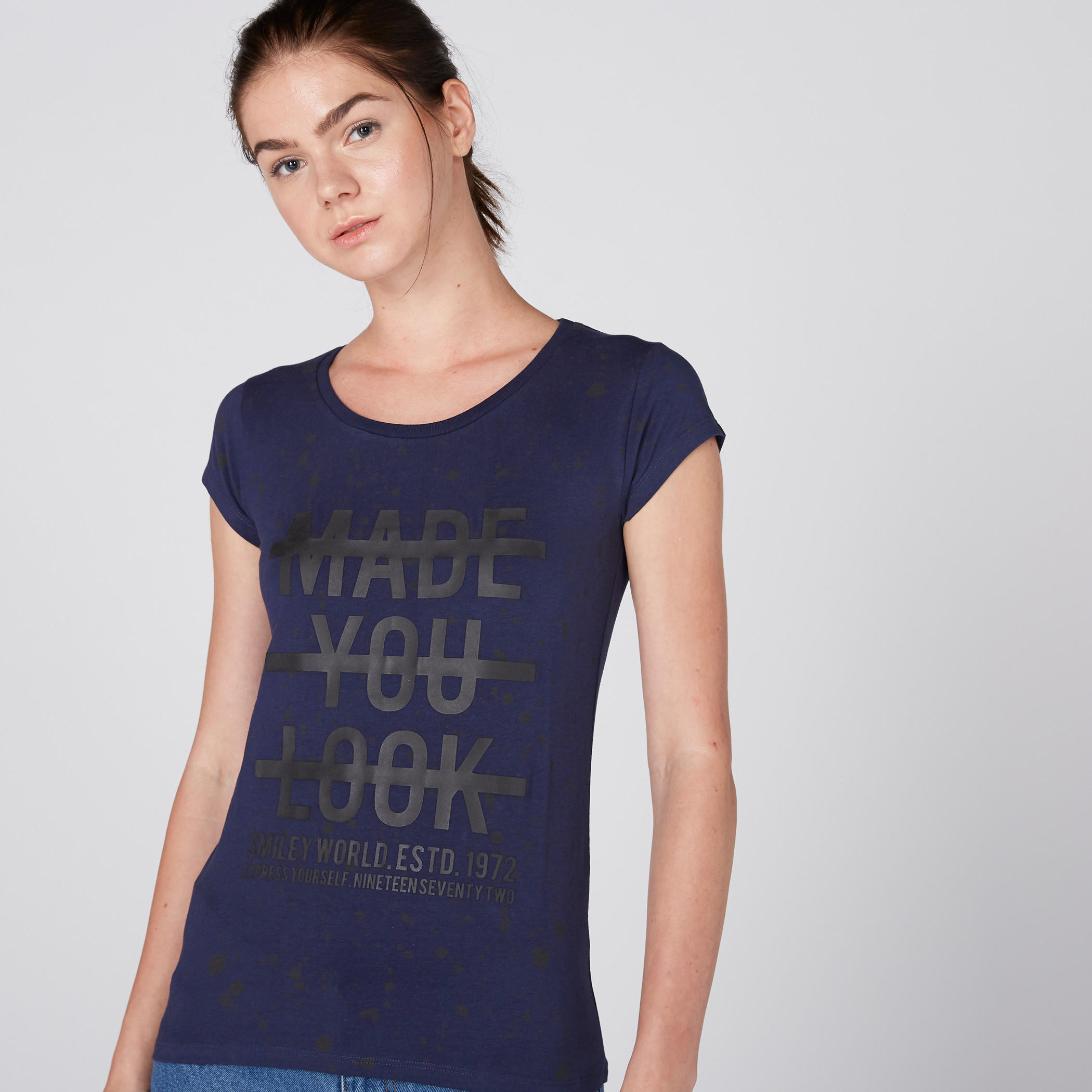 تيشيرت بطبعات وياقة مستديرة وأكمام كاب-women-clothing-tshirts-image-2