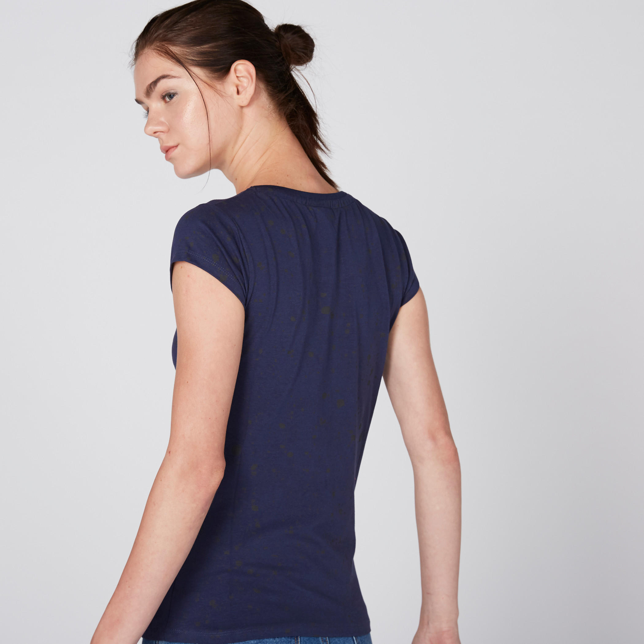 تيشيرت بطبعات وياقة مستديرة وأكمام كاب-women-clothing-tshirts-image-3