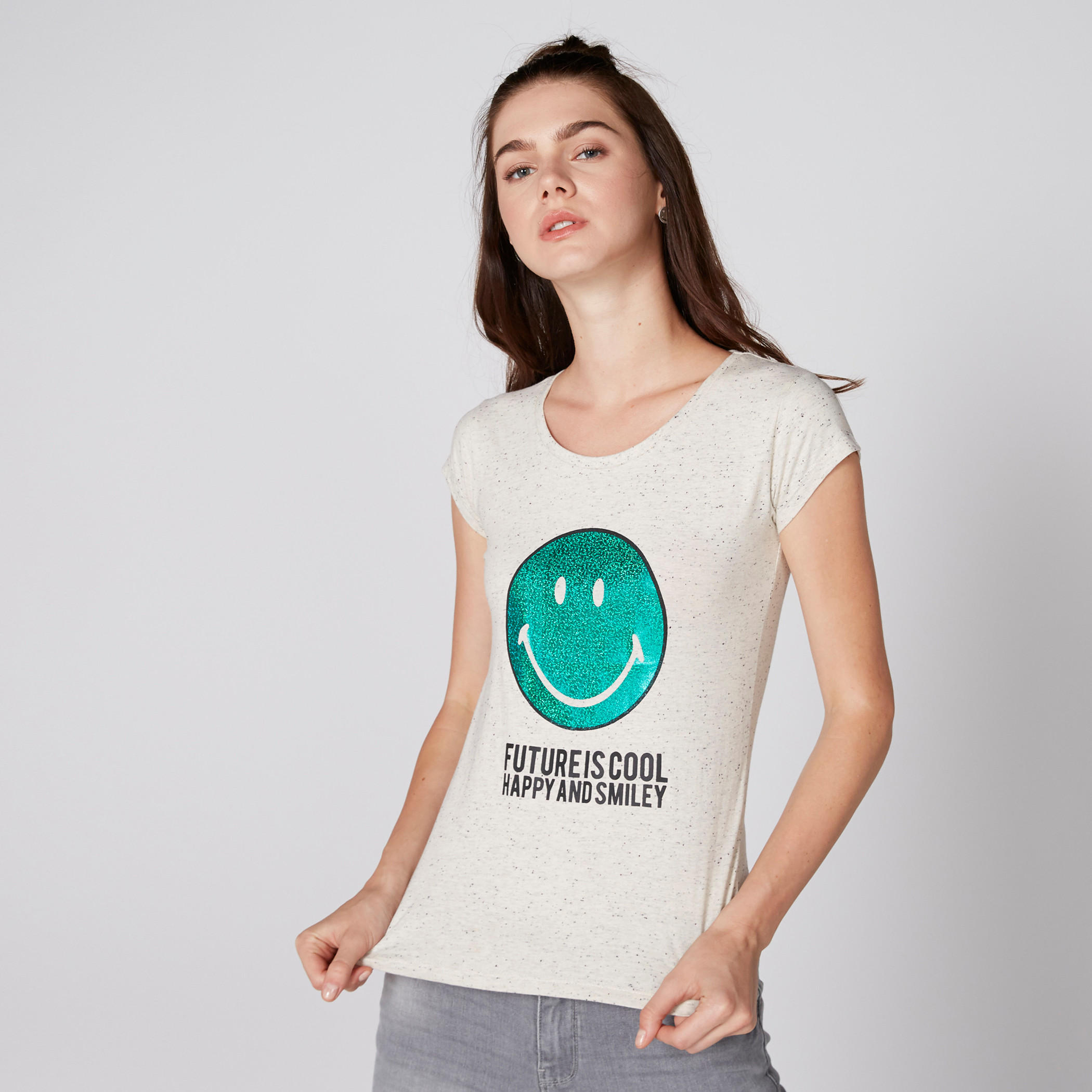 تيشيرت بياقة مستديرة وأكمام كاب وطبعات سمايلي وورلد-women-clothing-tshirts-image-1