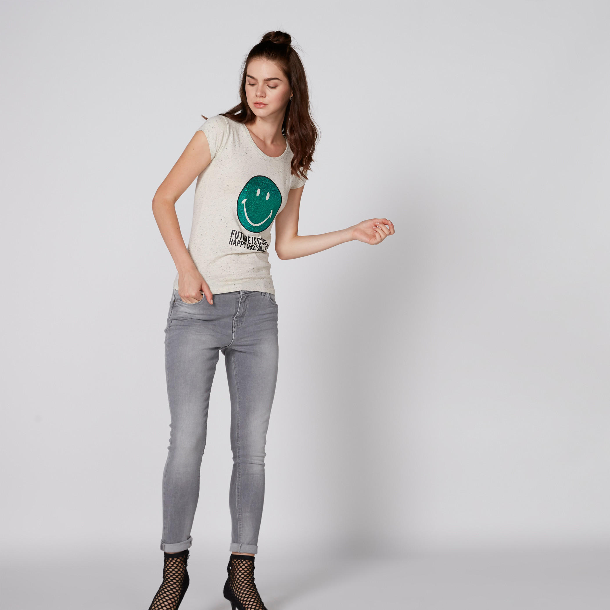 تيشيرت بياقة مستديرة وأكمام كاب وطبعات سمايلي وورلد-women-clothing-tshirts-image-3