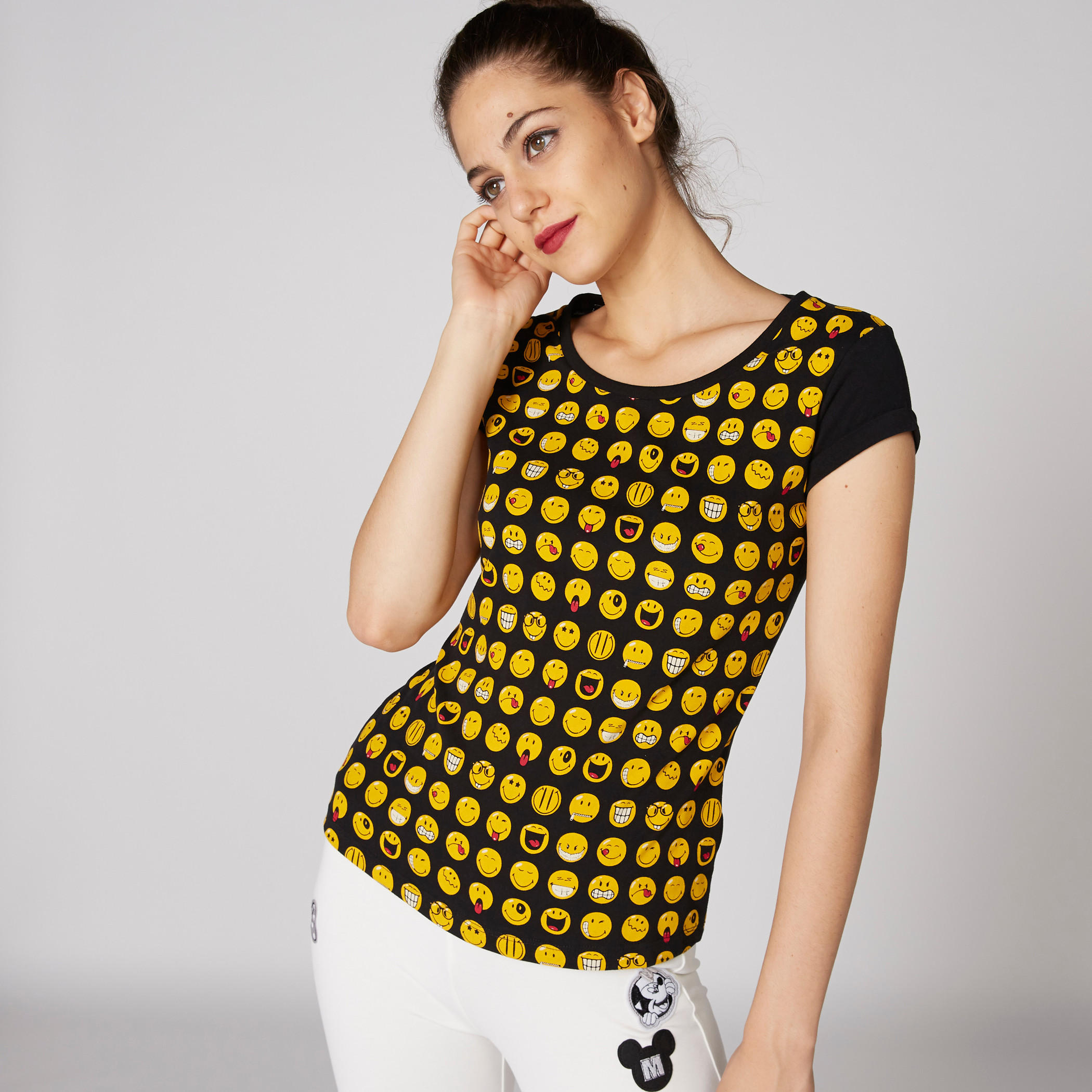 تيشيرت بياقة مستديرة وأكمام كاب وطبعات سمايلي وورلد-women-clothing-tshirts-image-1