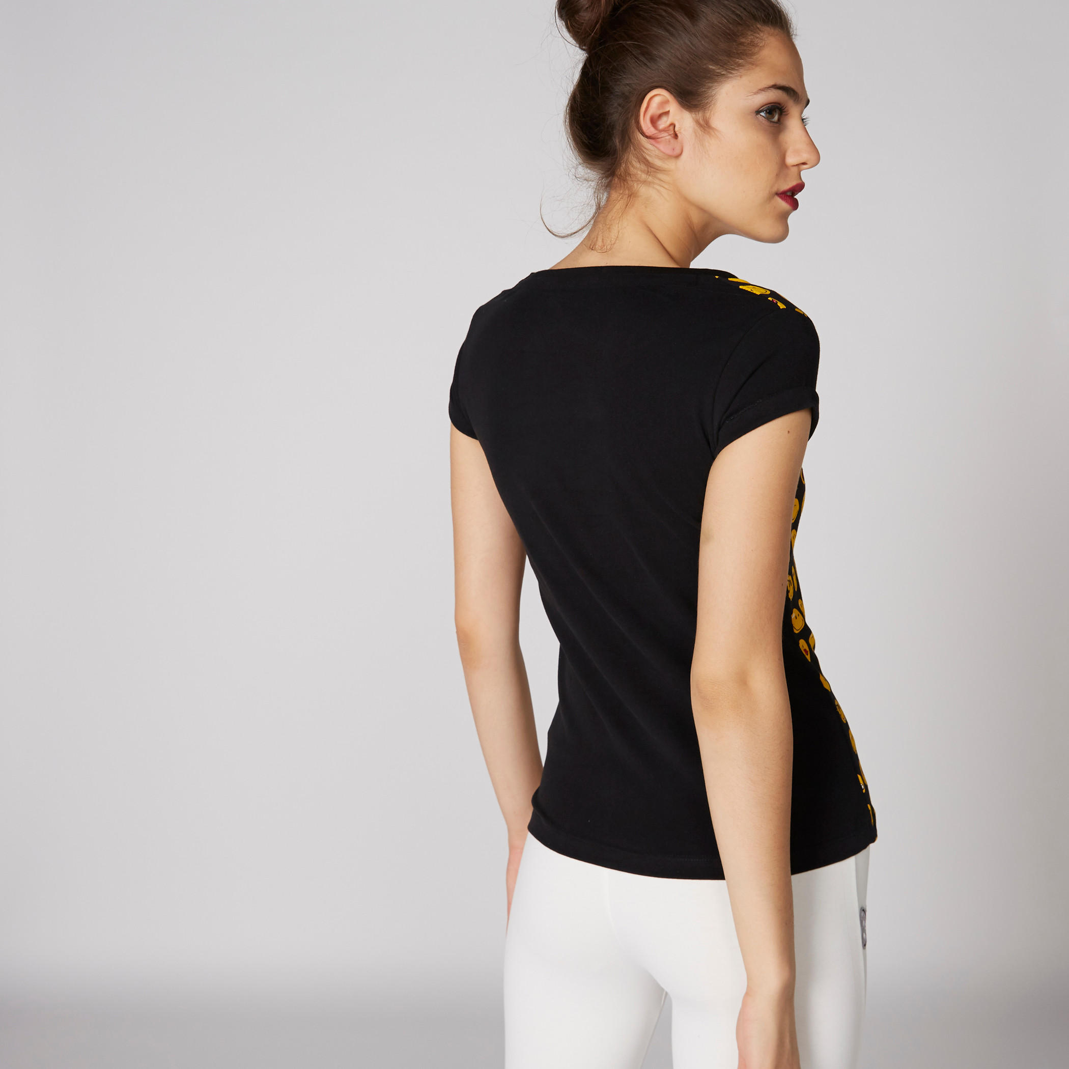 تيشيرت بياقة مستديرة وأكمام كاب وطبعات سمايلي وورلد-women-clothing-tshirts-image-2
