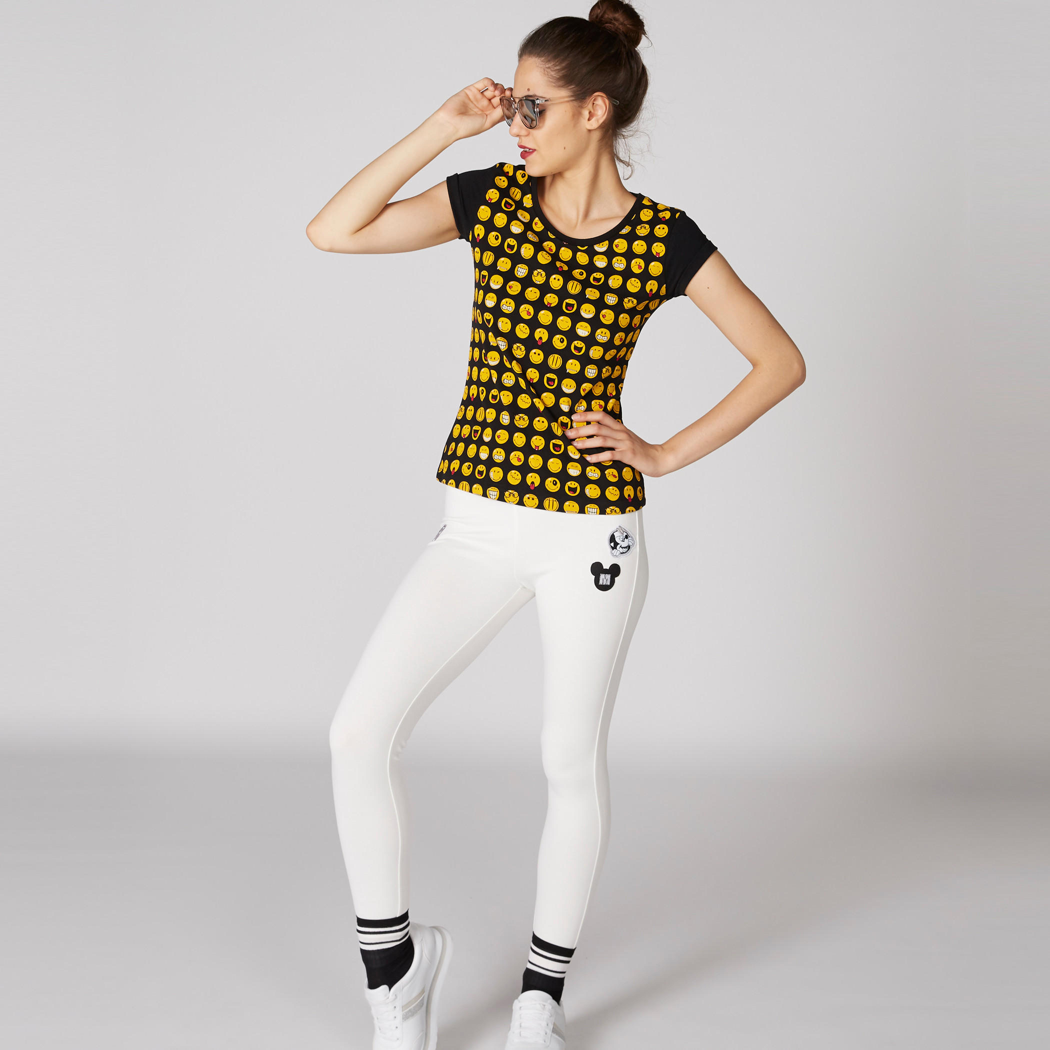 تيشيرت بياقة مستديرة وأكمام كاب وطبعات سمايلي وورلد-women-clothing-tshirts-image-3