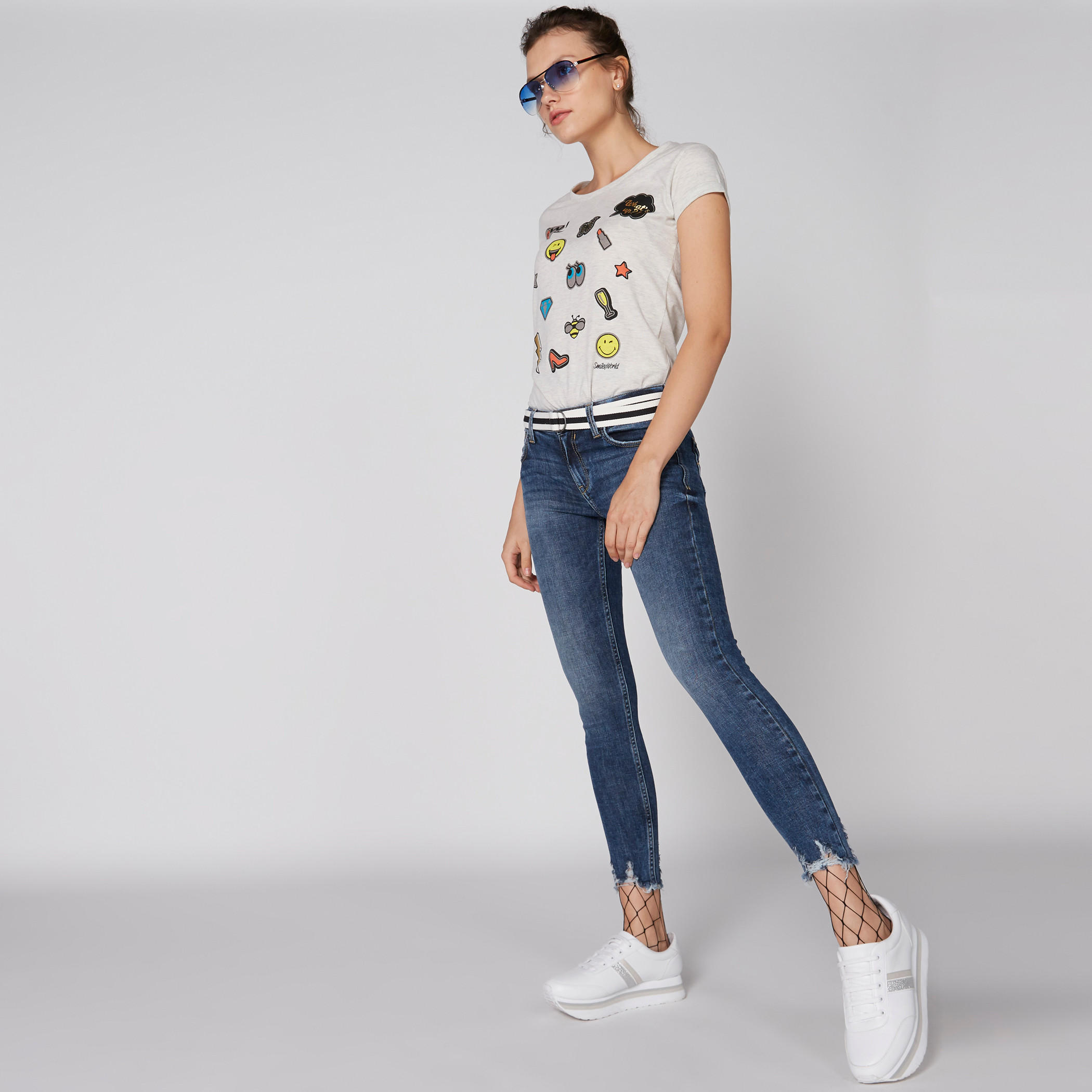 تيشيرت بياقة مستديرة وأكمام كاب وطبعات سمايلي وورلد-women-clothing-tshirts-image-1