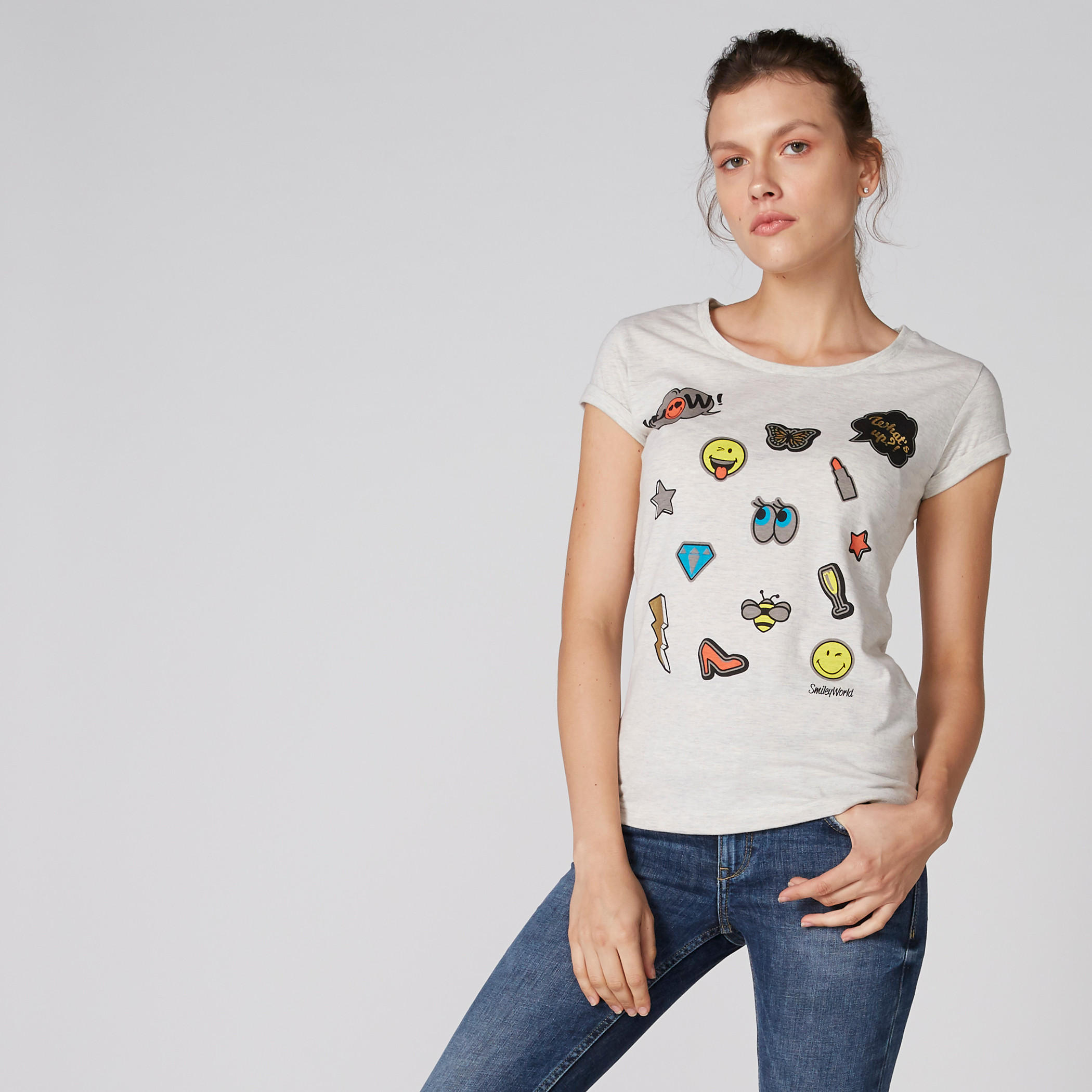 تيشيرت بياقة مستديرة وأكمام كاب وطبعات سمايلي وورلد-women-clothing-tshirts-image-3