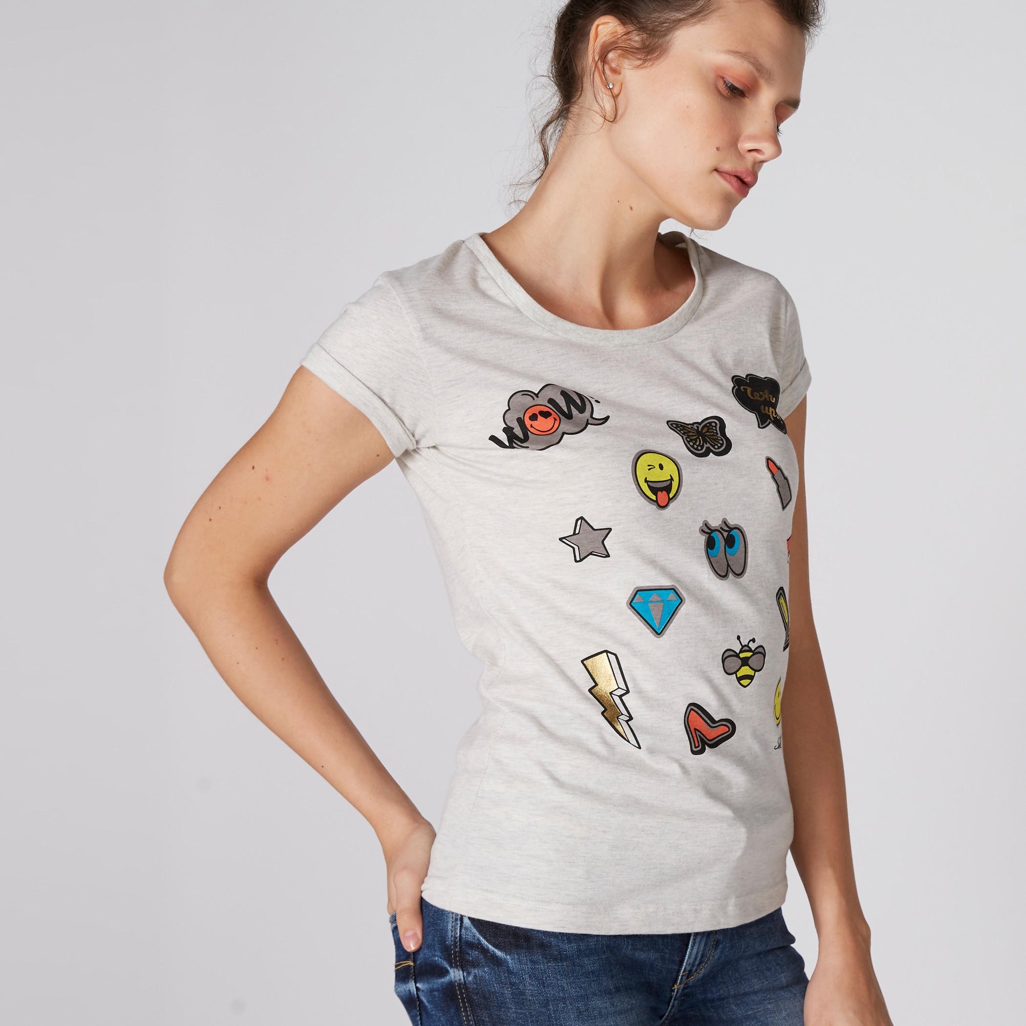 تيشيرت بياقة مستديرة وأكمام كاب وطبعات سمايلي وورلد-women-clothing-tshirts-image-4