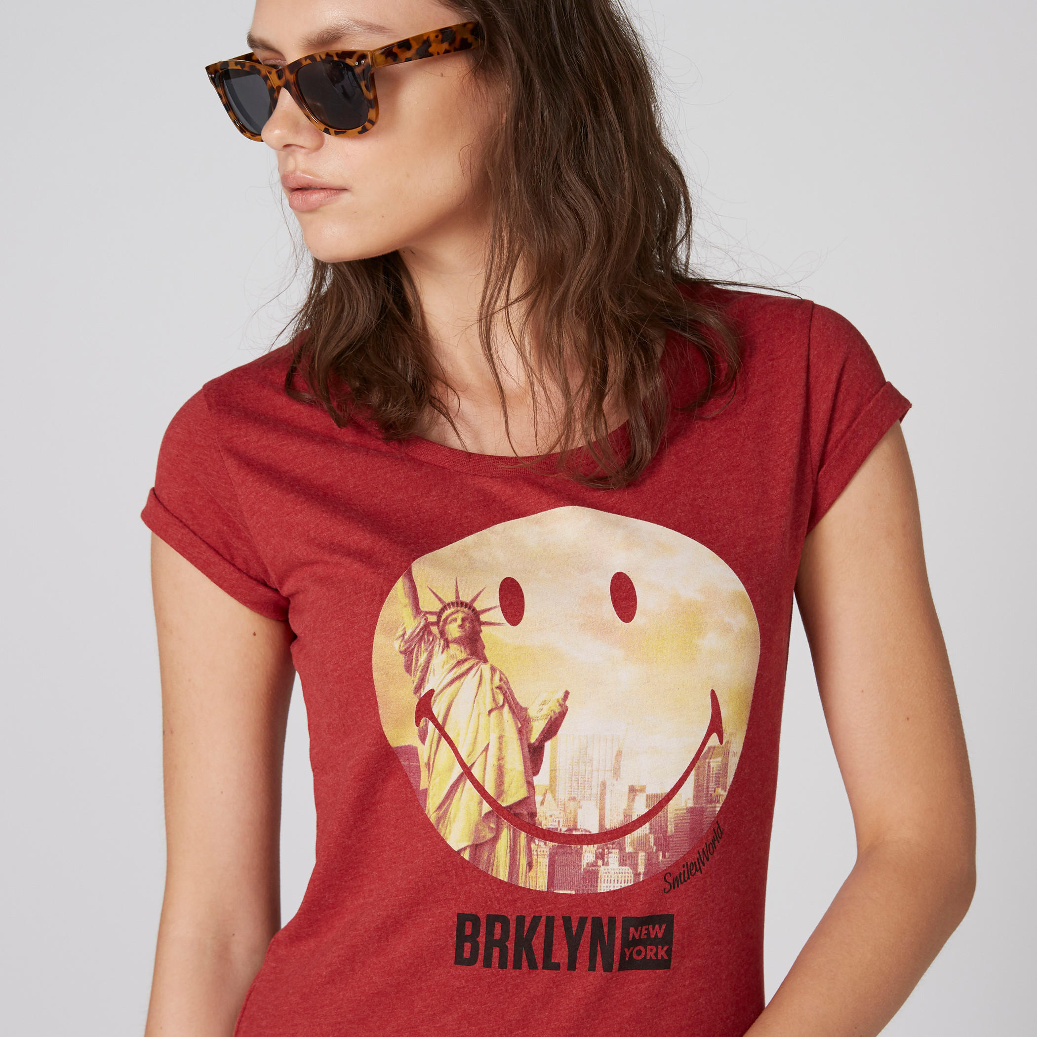 تيشيرت بأكمام قصيرة وياقة مستديرة وطبعات سمايلي وورلد-women-clothing-tshirts-image-1