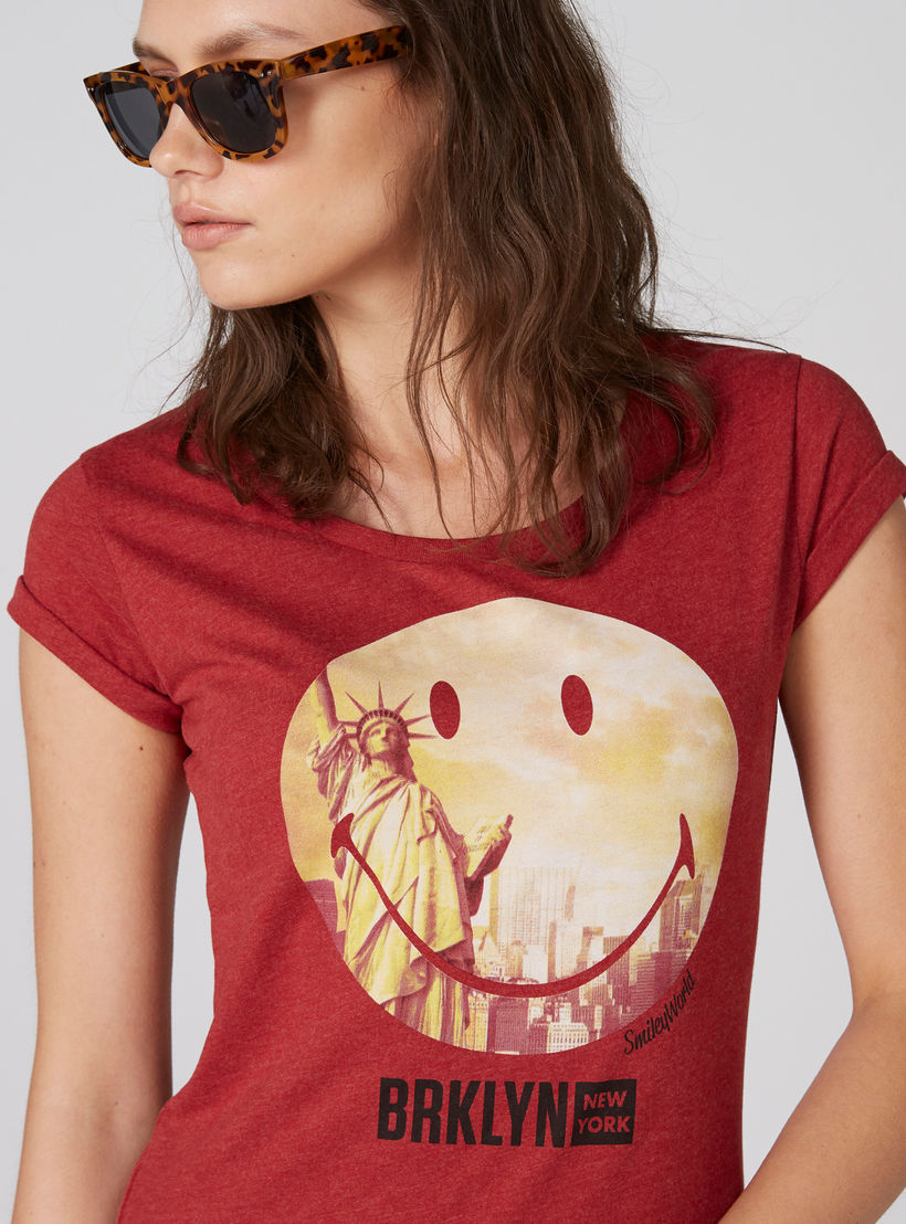 تيشيرت بأكمام قصيرة وياقة مستديرة وطبعات سمايلي وورلد-women-clothing-tshirts-image-1