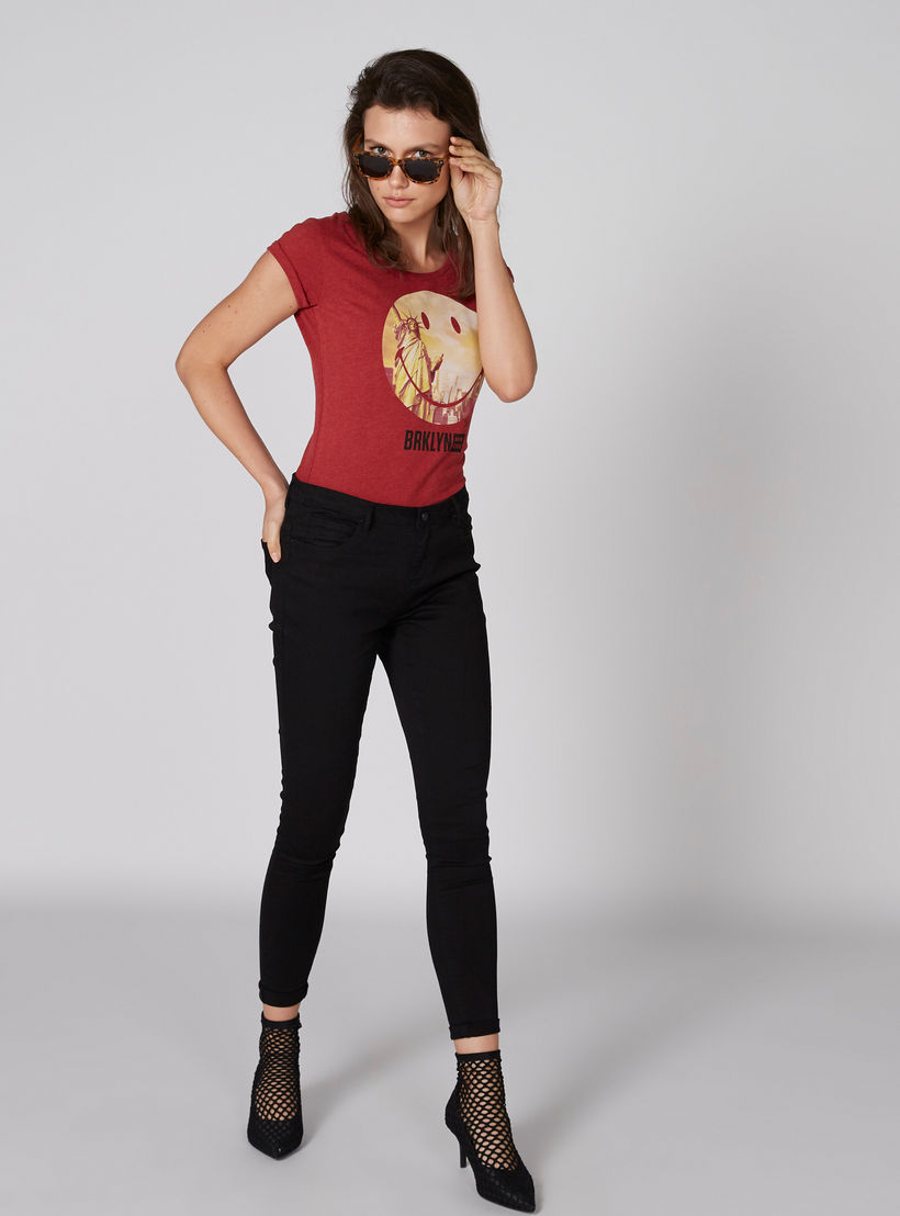 تيشيرت بأكمام قصيرة وياقة مستديرة وطبعات سمايلي وورلد-women-clothing-tshirts-image-3