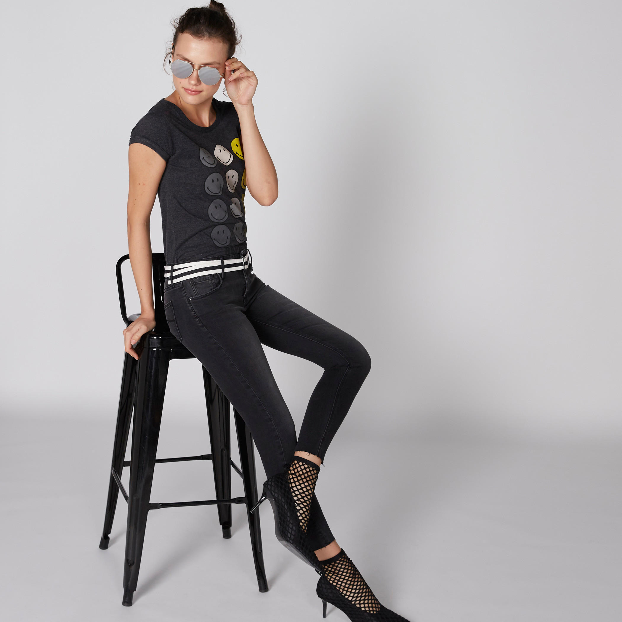 تيشيرت بياقة مستديرة وأكمام كاب وطبعات سمايلي وورلد-women-clothing-tshirts-image-1