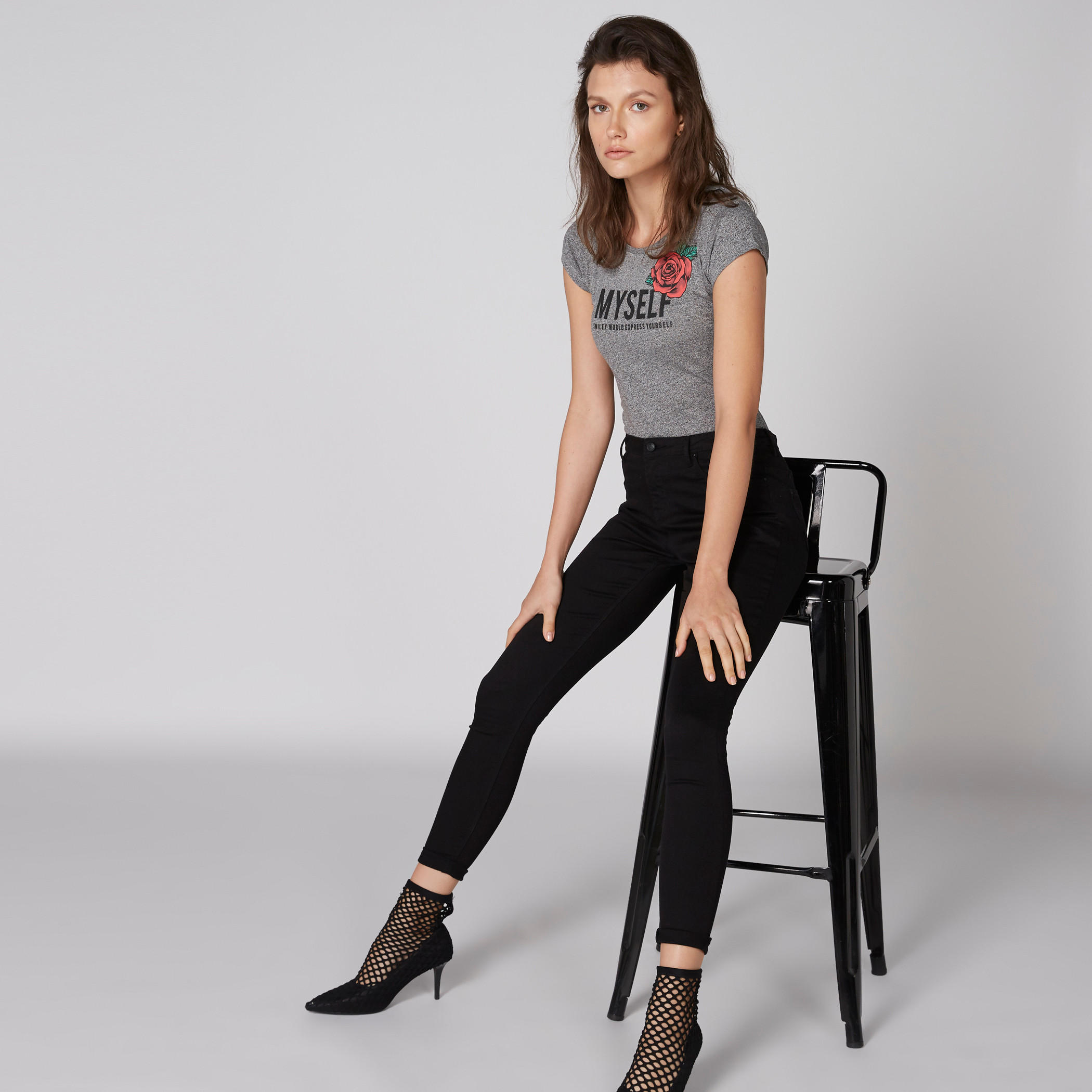 تيشيرت بياقة مستديرة وأكمام كاب وطبعات سمايلي وورلد-women-clothing-tshirts-image-1