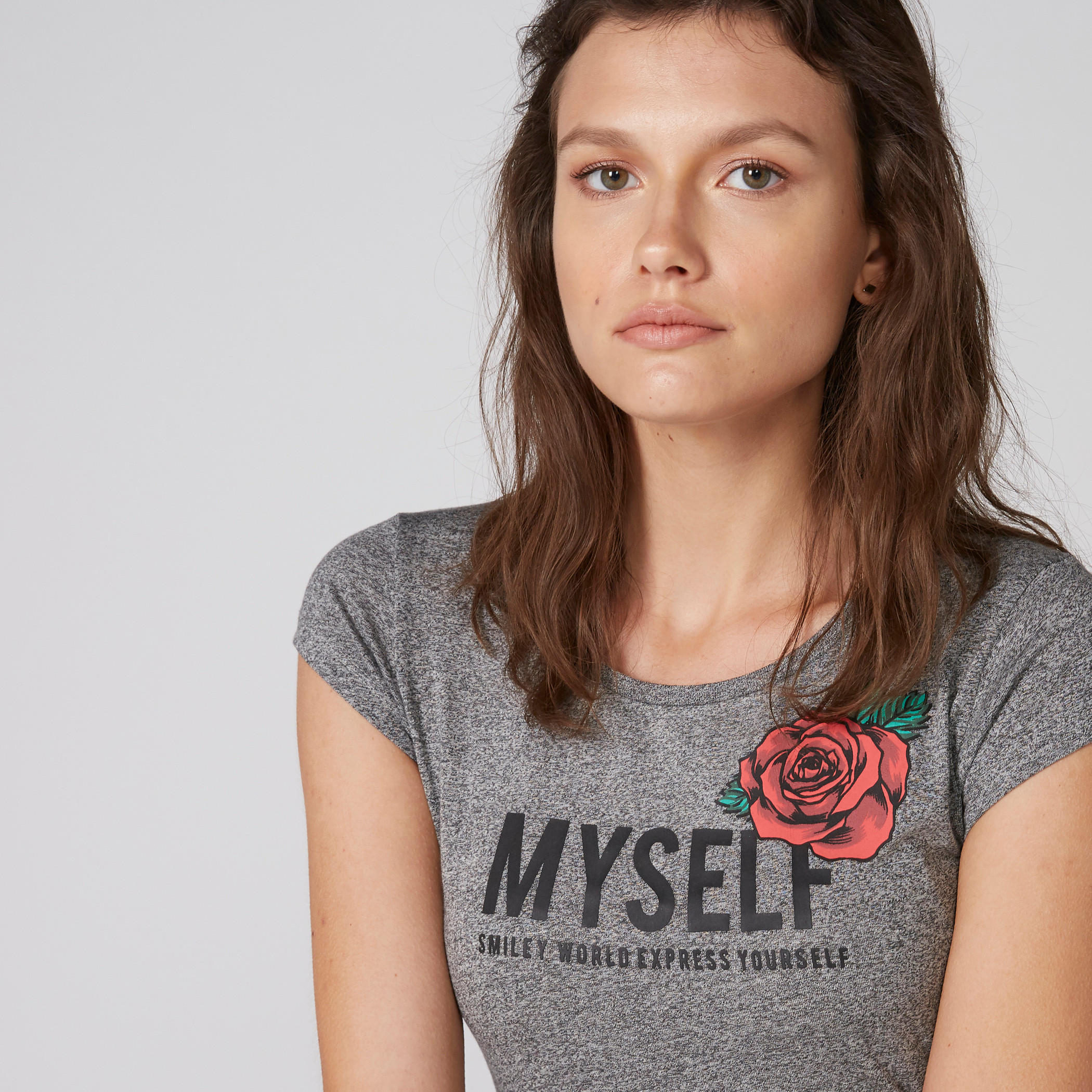 تيشيرت بياقة مستديرة وأكمام كاب وطبعات سمايلي وورلد-women-clothing-tshirts-image-4