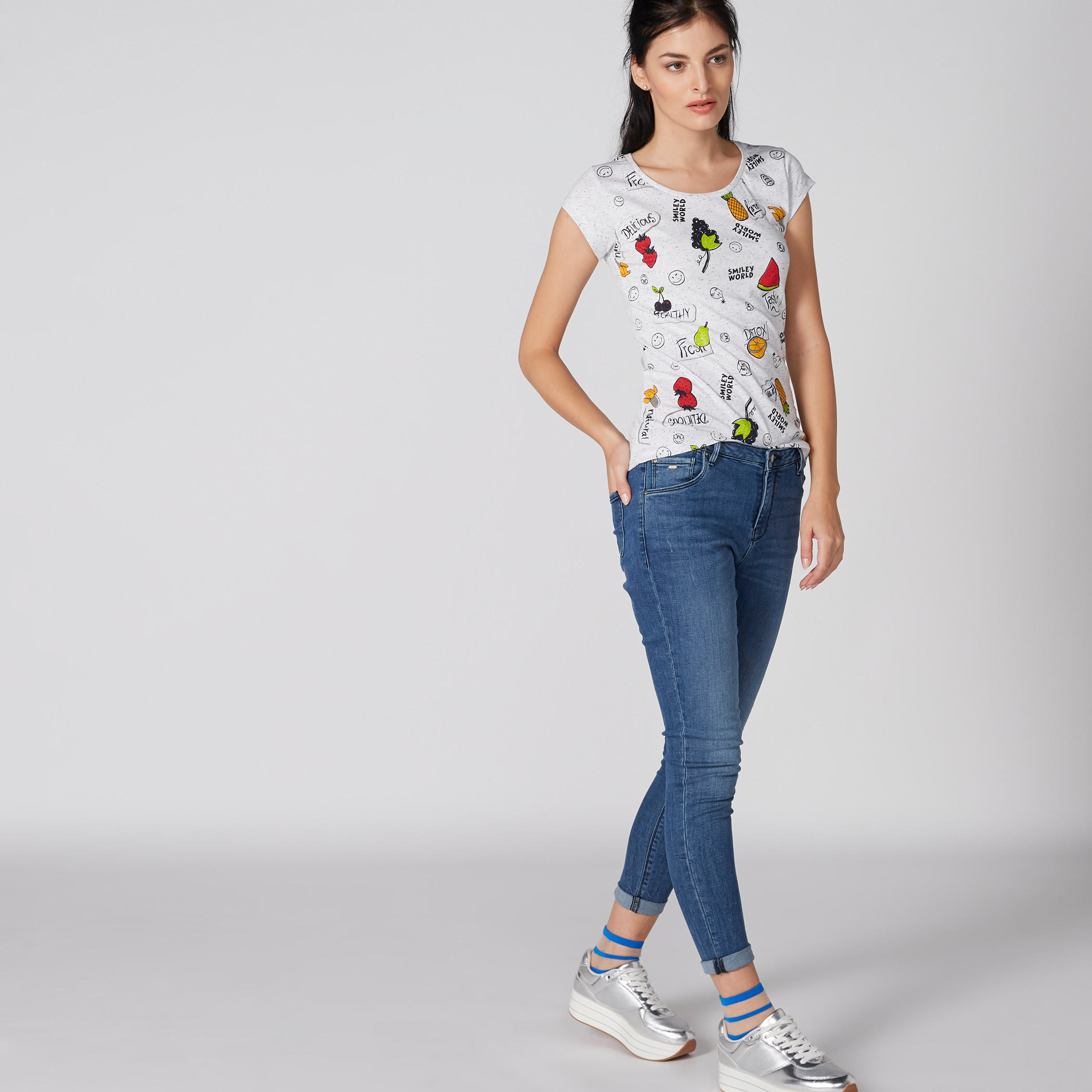 تيشيرت بياقة مستديرة وأكمام كاب وطبعات سمايلي وورلد-women-clothing-tshirts-image-1
