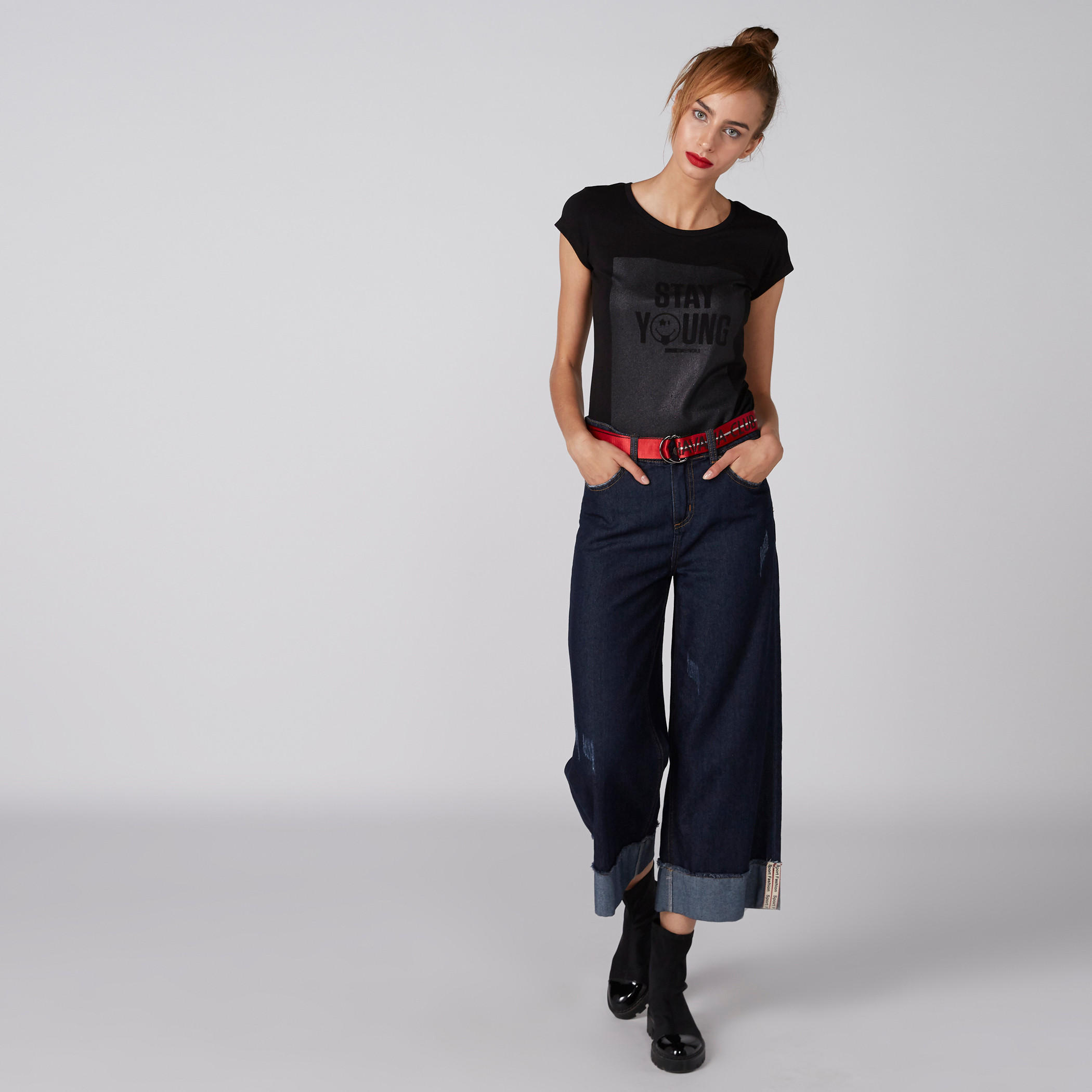 تيشيرت بياقة مستديرة وأكمام كاب وطبعات سمايلي وورلد-women-clothing-tshirts-image-1