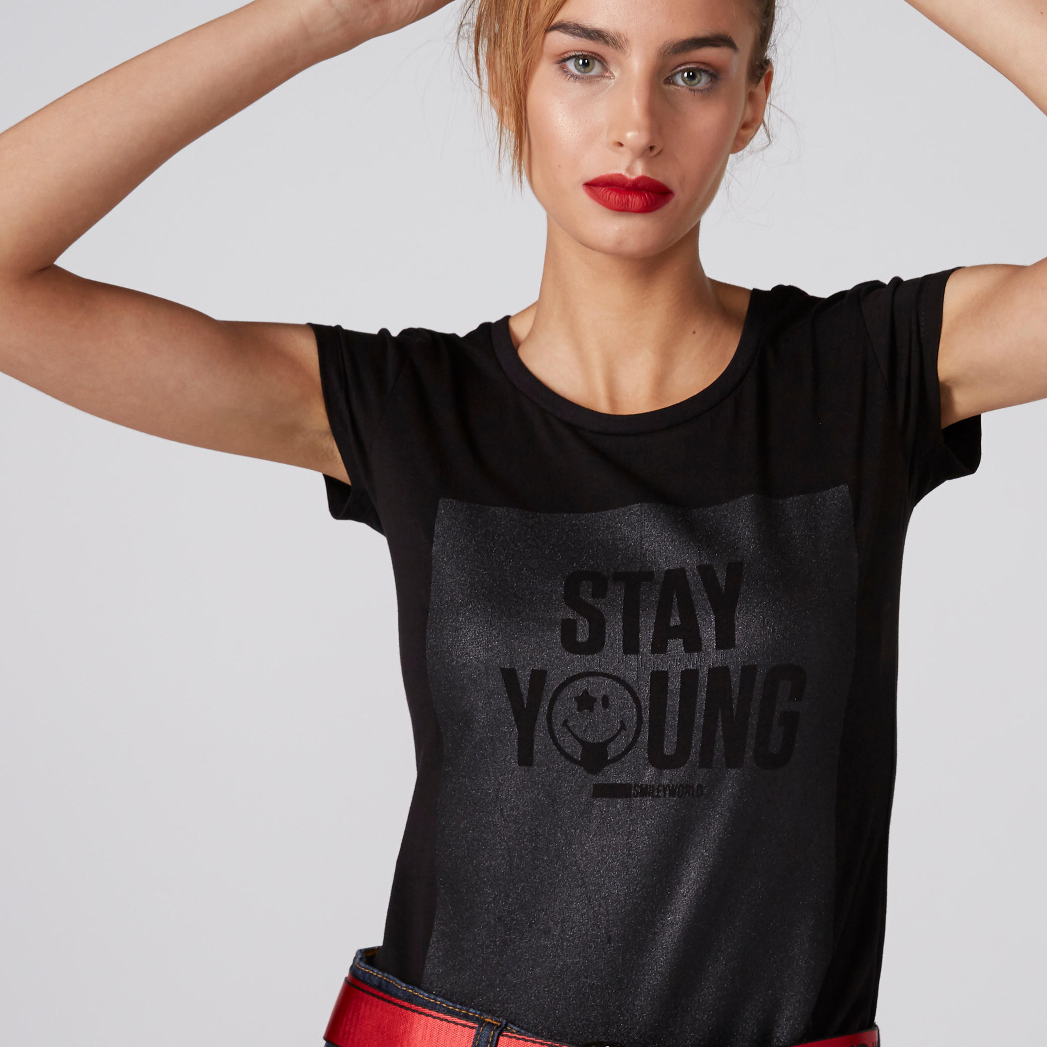 تيشيرت بياقة مستديرة وأكمام كاب وطبعات سمايلي وورلد-women-clothing-tshirts-image-4