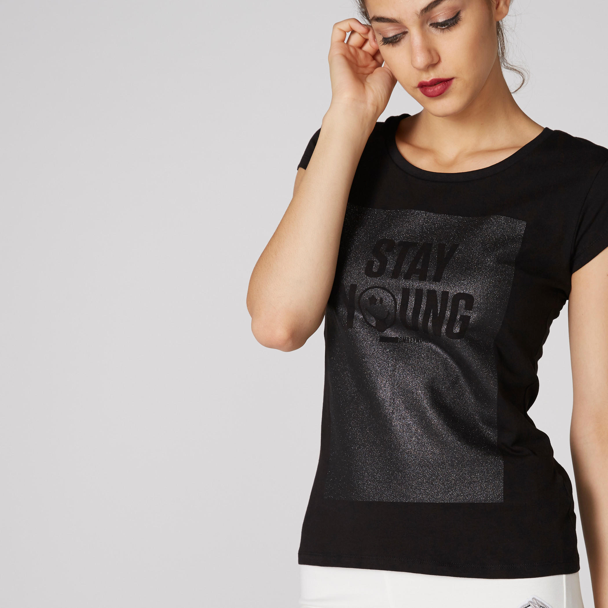 تيشيرت بياقة مستديرة وأكمام كاب وطبعات سمايلي وورلد-women-clothing-tshirts-image-4