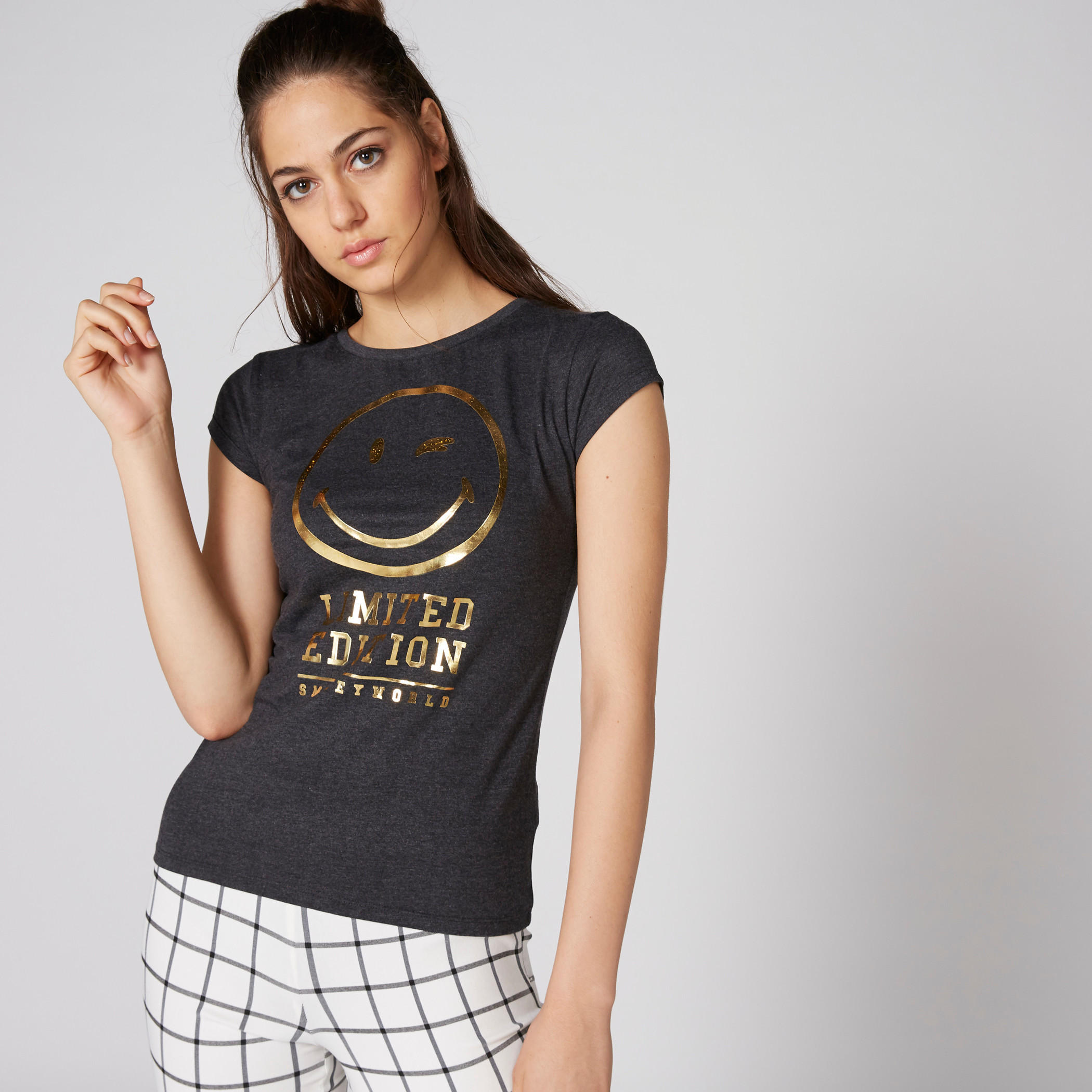 تيشيرت بياقة مستديرة وأكمام كاب وطبعات سمايلي وورلد-women-clothing-tshirts-image-1