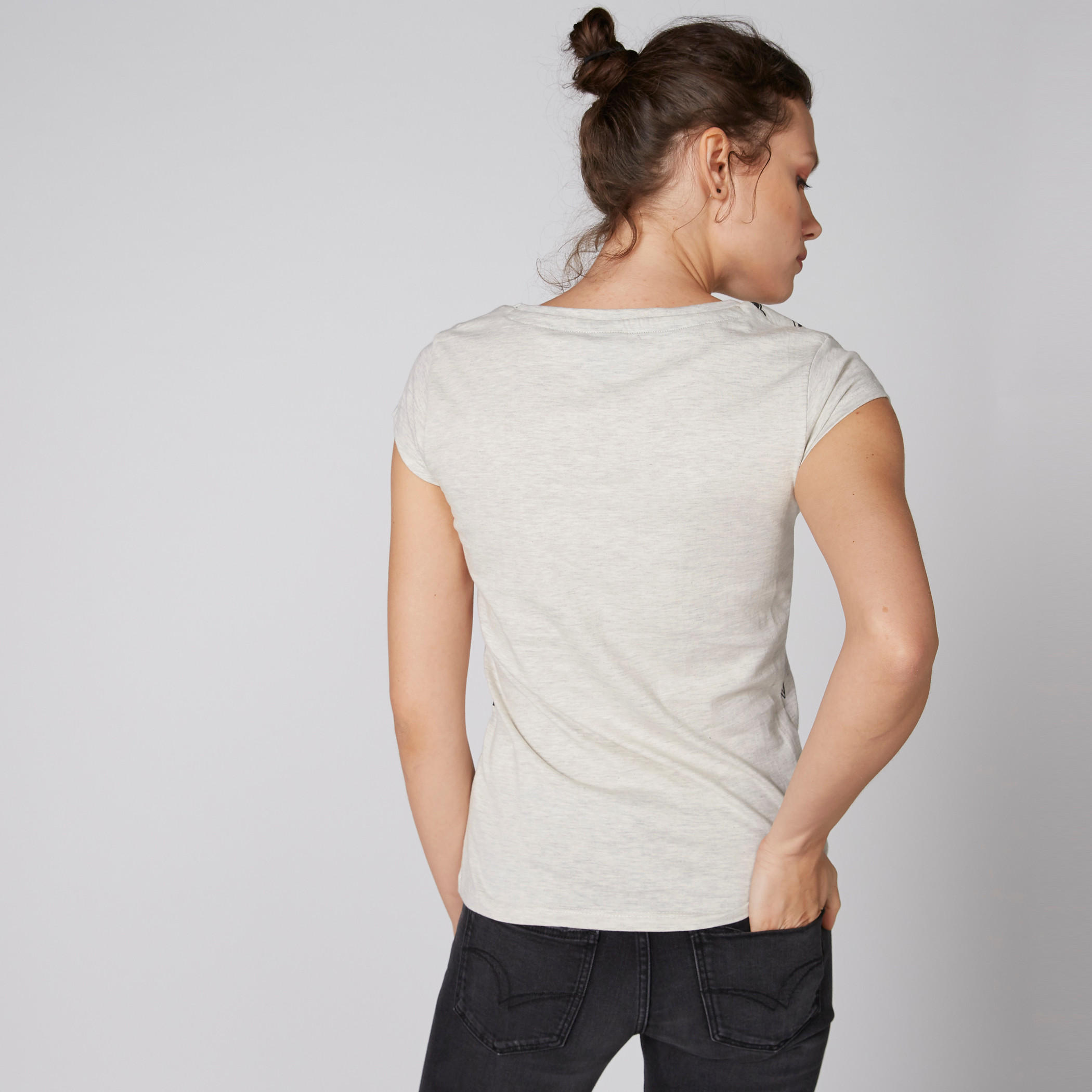 تيشيرت بياقة مستديرة وأكمام كاب وطبعات سمايلي وورلد-women-clothing-tshirts-image-2
