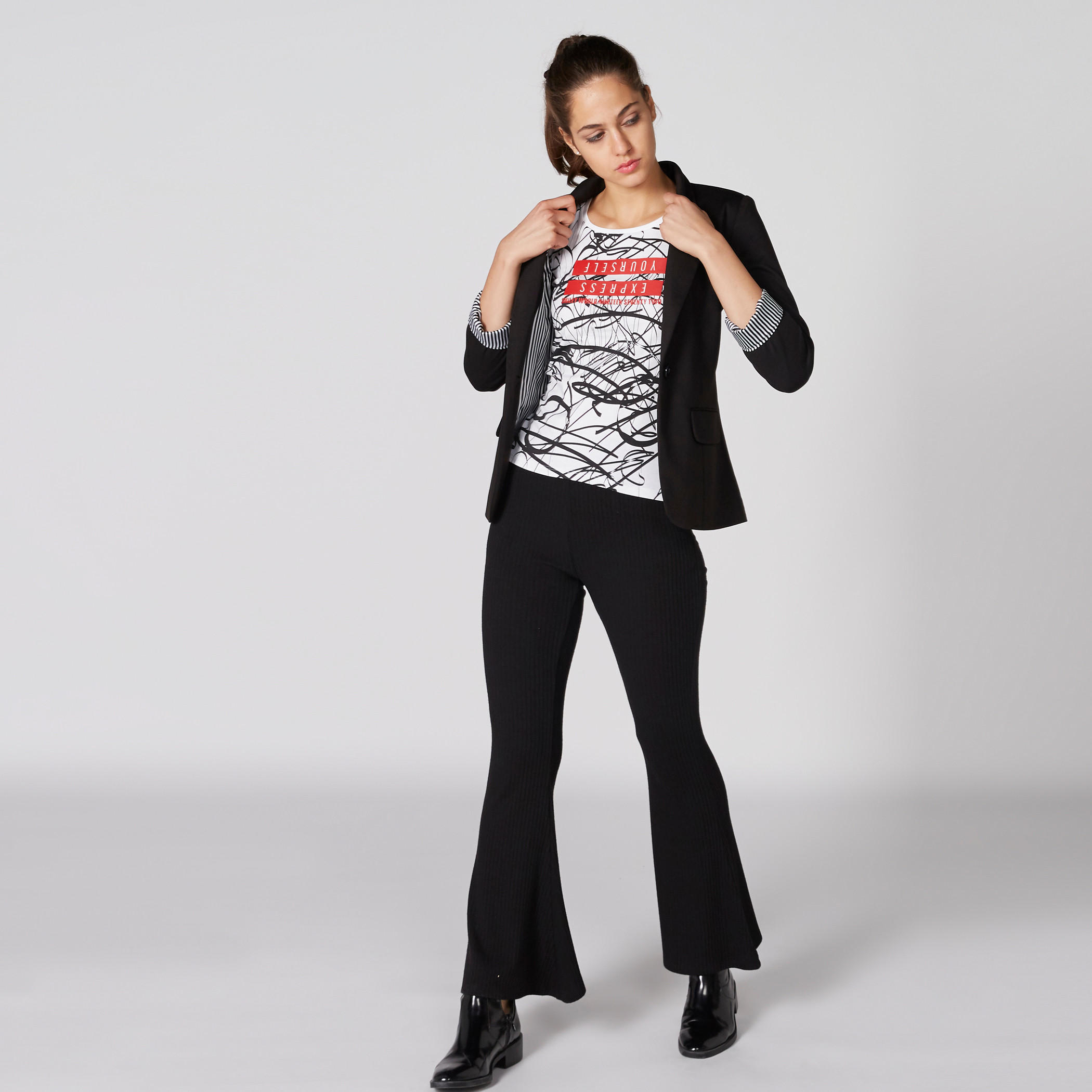 تيشيرت بياقة مستديرة وأكمام كاب وطبعات سمايلي وورلد-women-clothing-tshirts-image-3