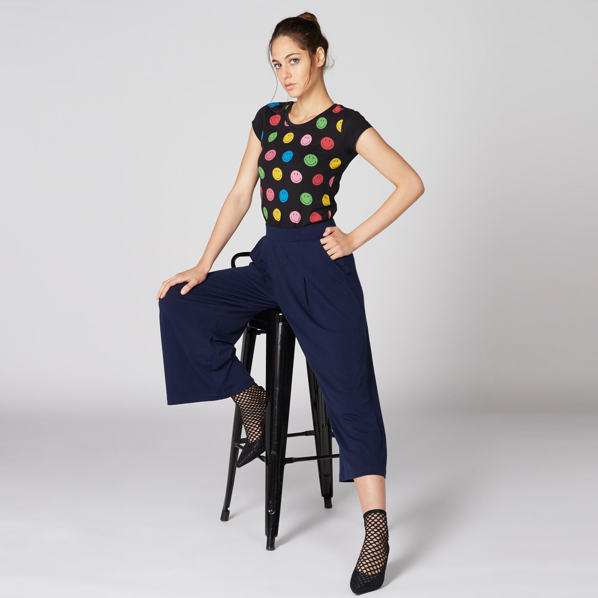 تيشيرت بياقة مستديرة وأكمام كاب وطبعات سمايلي وورلد-women-clothing-tshirts-image-1