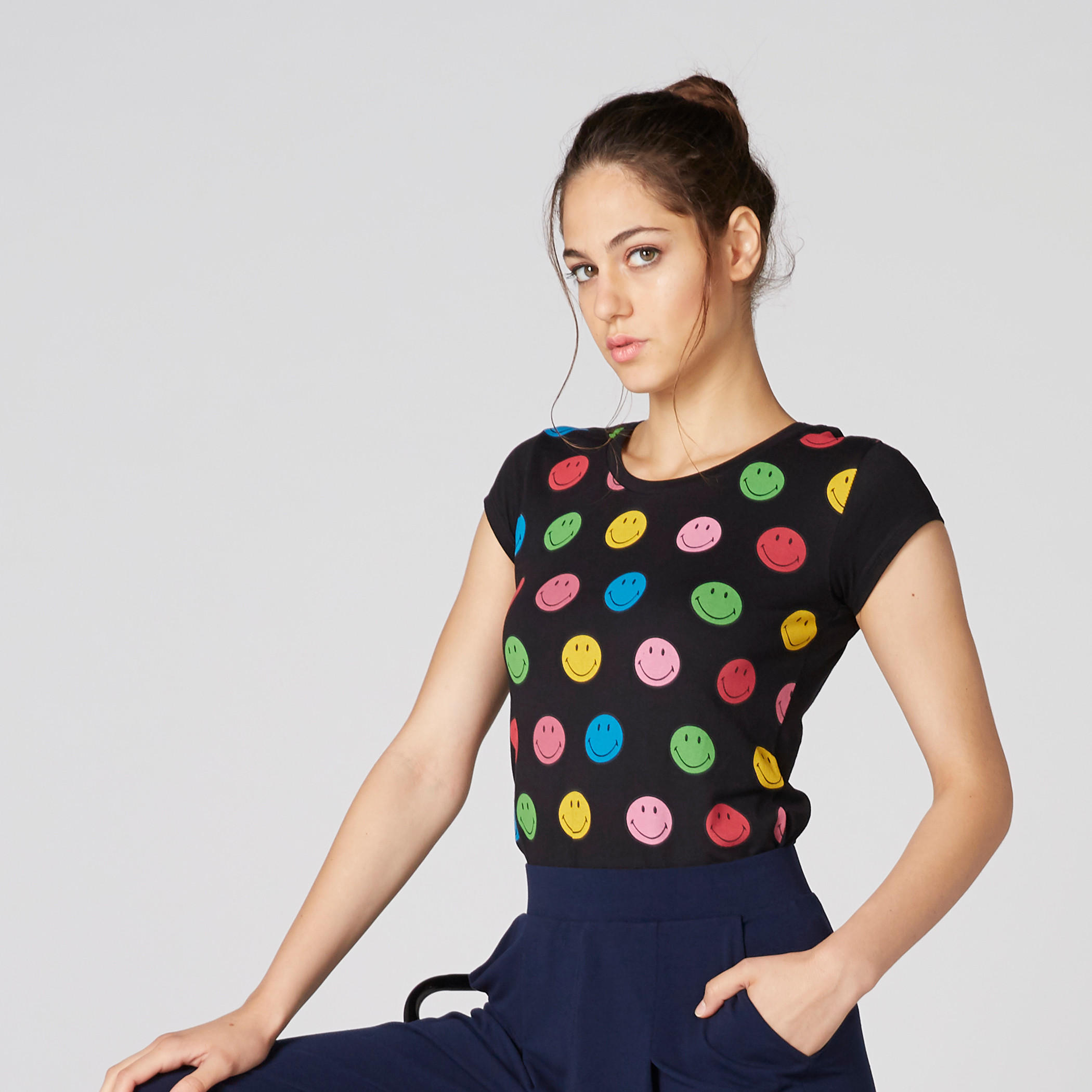تيشيرت بياقة مستديرة وأكمام كاب وطبعات سمايلي وورلد-women-clothing-tshirts-image-3