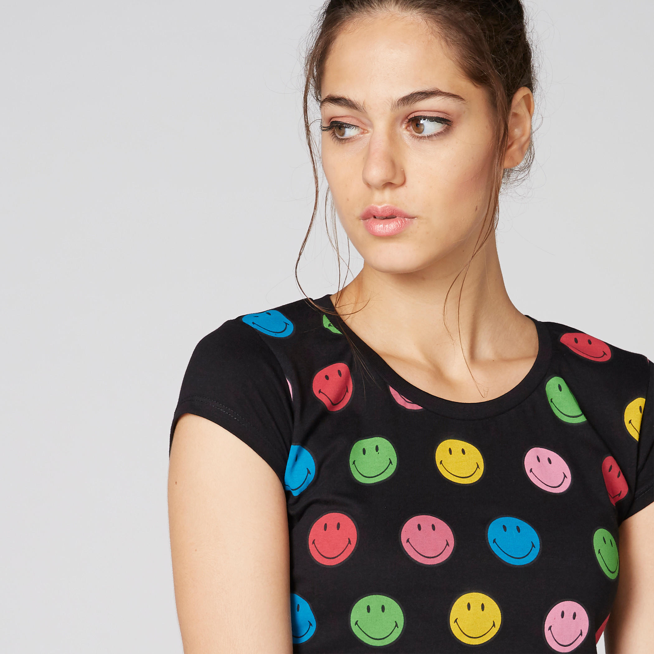 تيشيرت بياقة مستديرة وأكمام كاب وطبعات سمايلي وورلد-women-clothing-tshirts-image-4