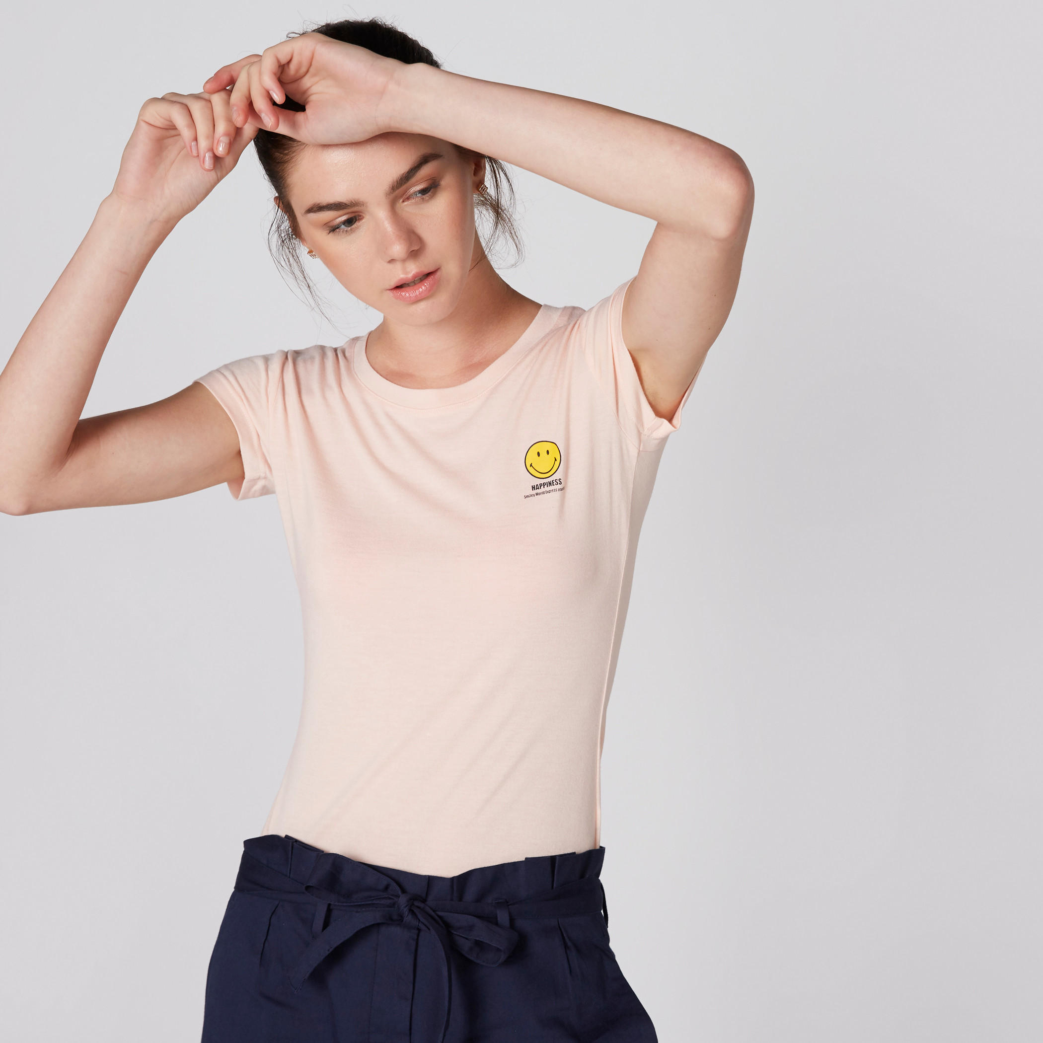 تيشيرت بياقة مستديرة وأكمام كاب وطبعات سمايلي وورلد-women-clothing-tshirts-image-1