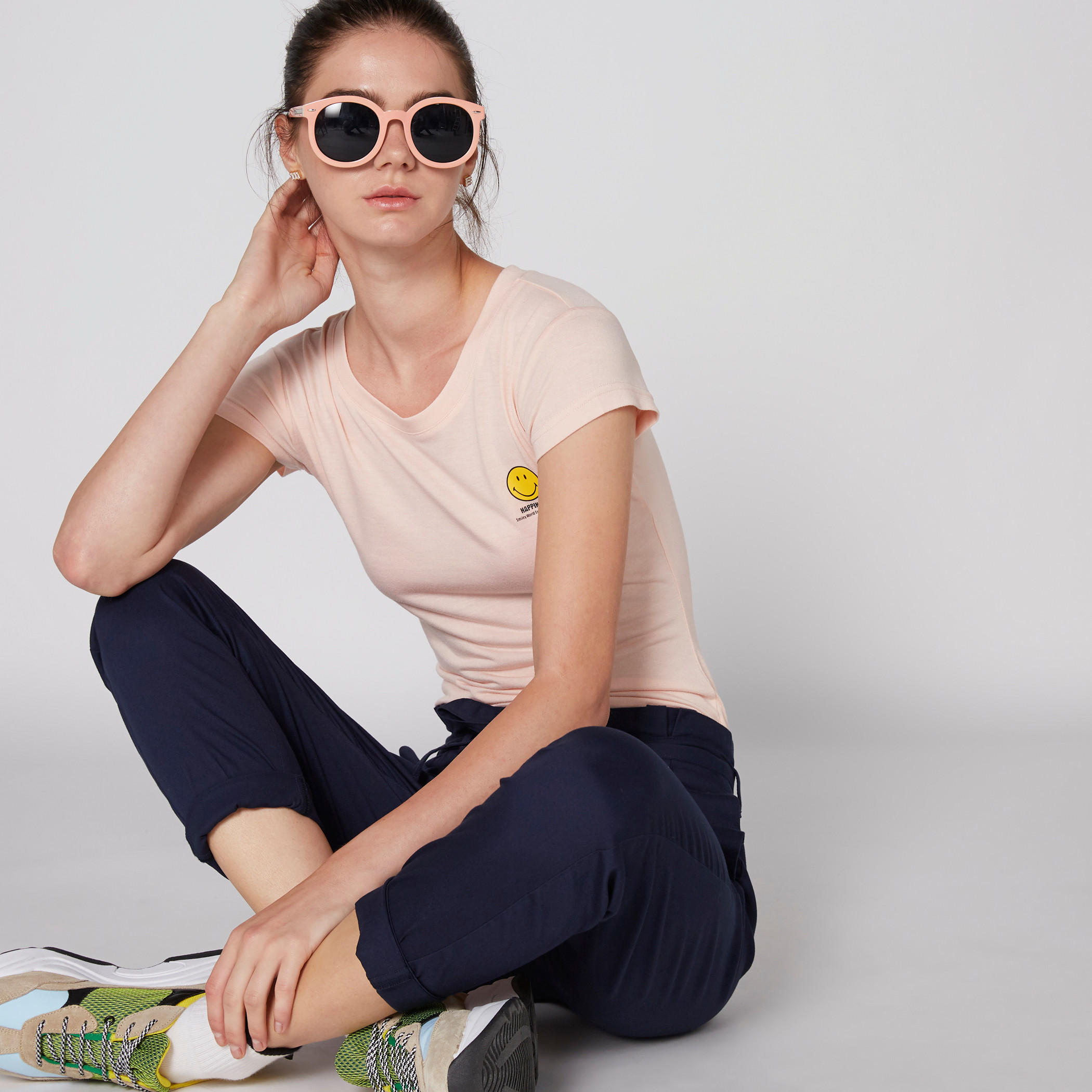 تيشيرت بياقة مستديرة وأكمام كاب وطبعات سمايلي وورلد-women-clothing-tshirts-image-3